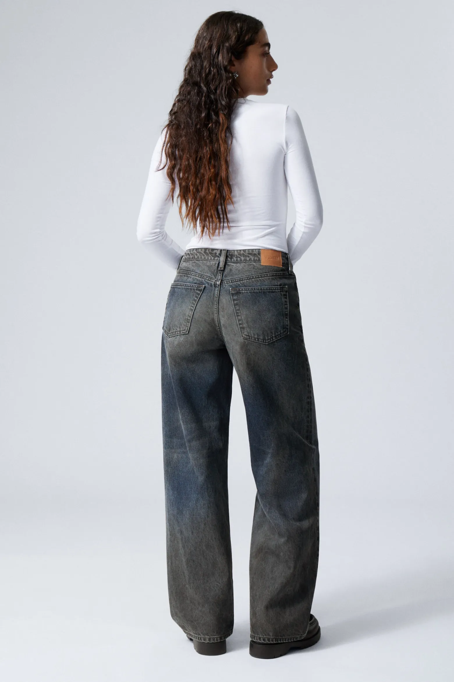 AMPLE – TIEF SITZENDE, LOCKERE JEANS IM USED-LOOK|Weekday Cheap