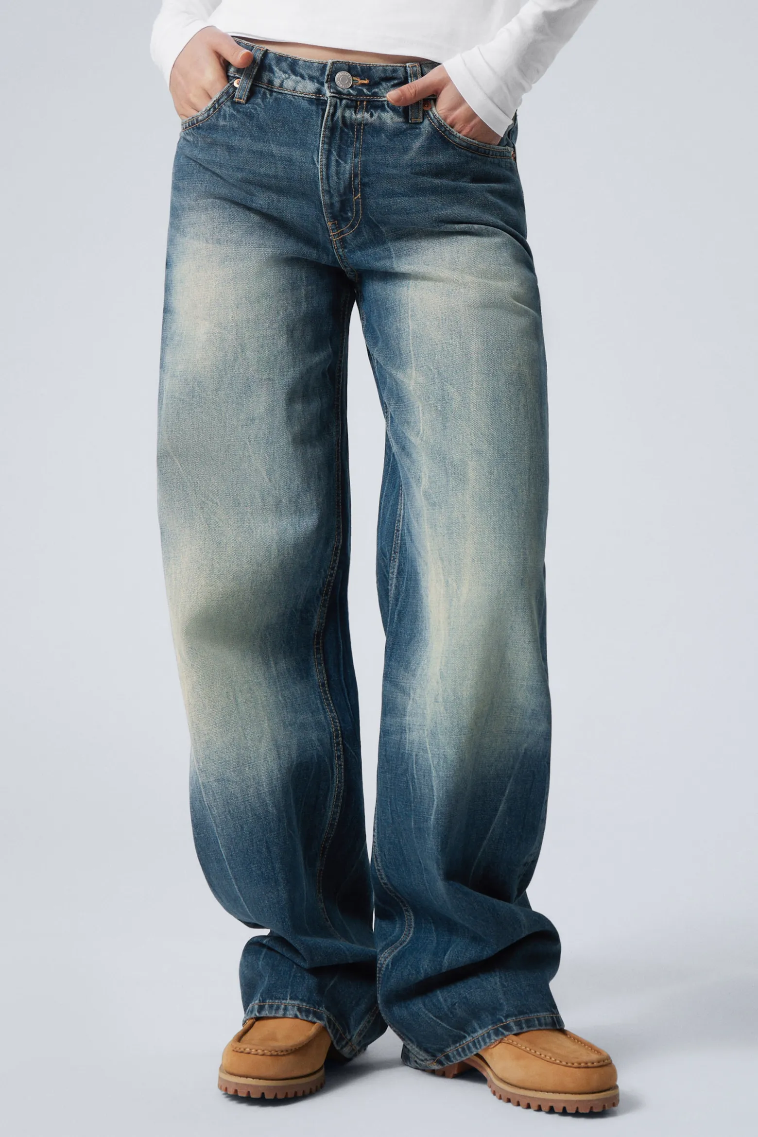 AMPLE LOW WAIST LOOSE WIDE LEG JEANS|Weekday Flash Sale