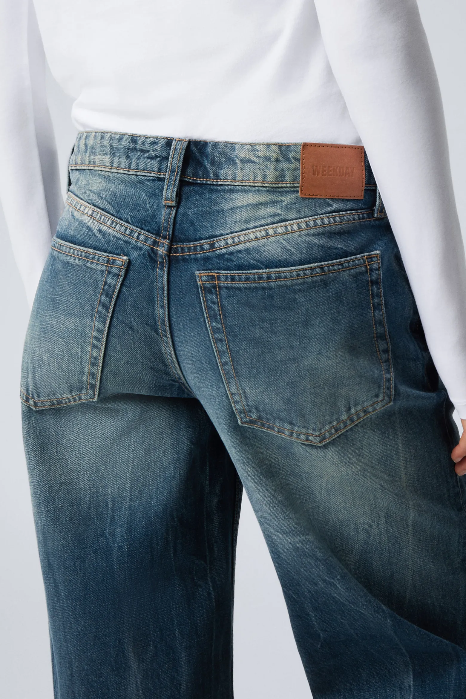 AMPLE LOW WAIST LOOSE WIDE LEG JEANS|Weekday Flash Sale