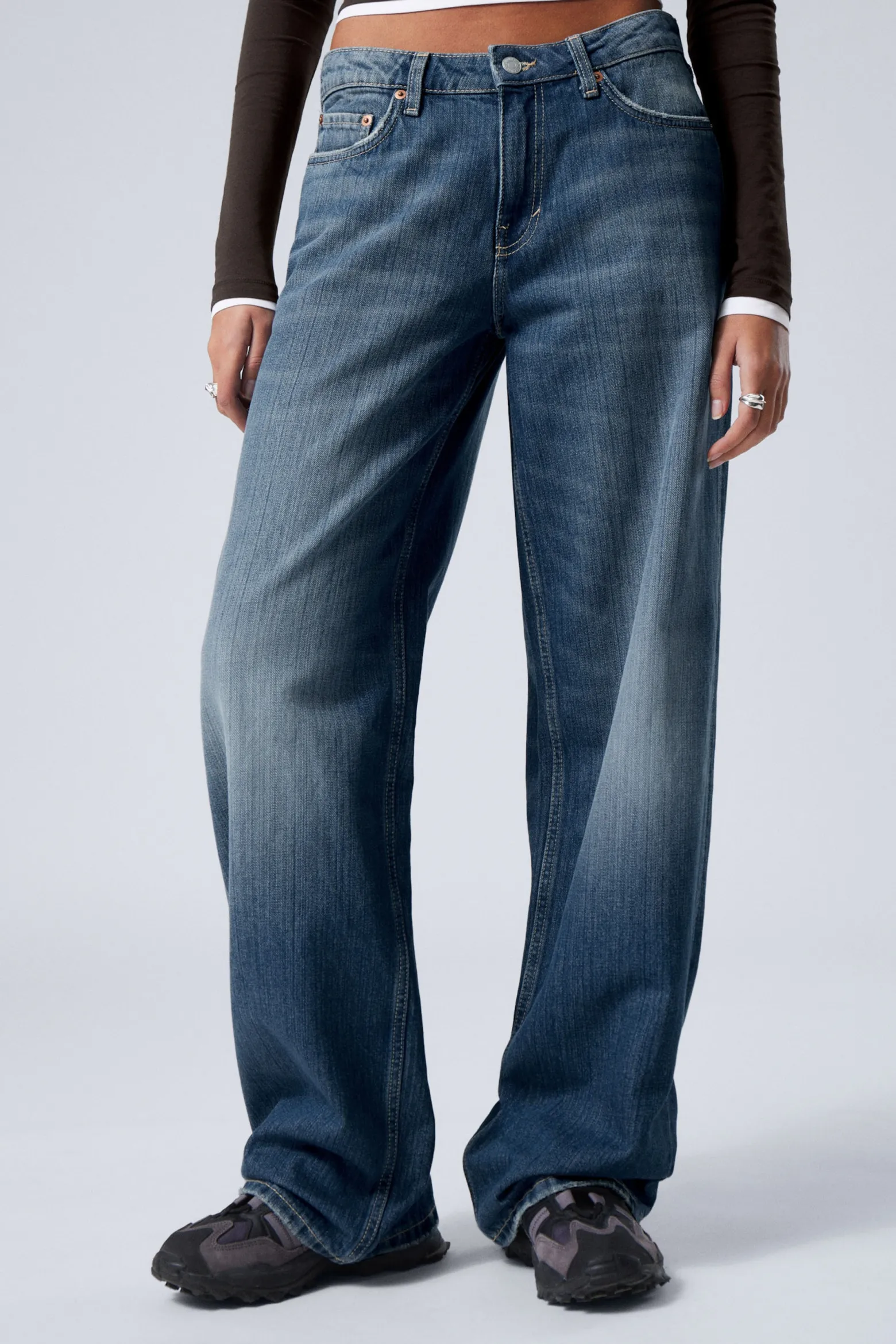 AMPLE LOW WAIST LOOSE WIDE LEG JEANS|Weekday Discount