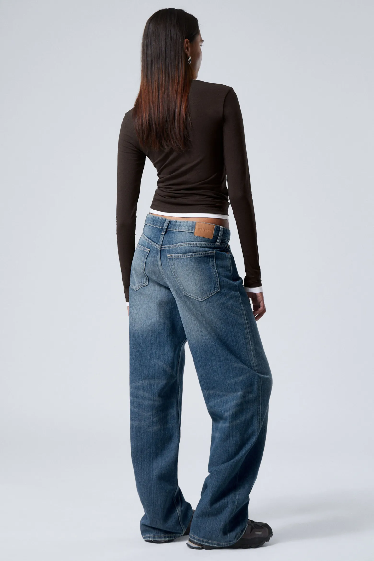 AMPLE LOW WAIST LOOSE WIDE LEG JEANS|Weekday Discount