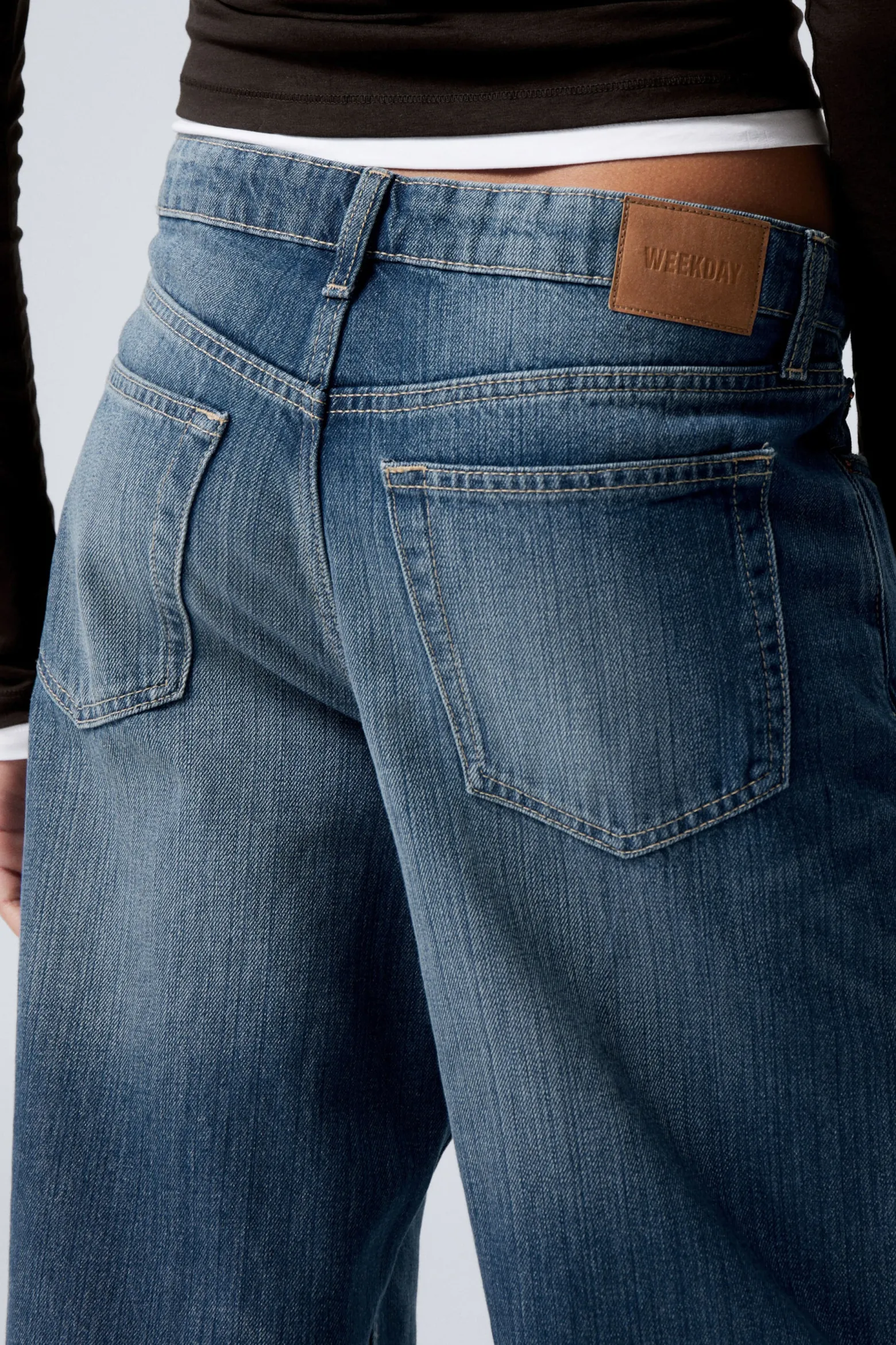 AMPLE LOW WAIST LOOSE WIDE LEG JEANS|Weekday Discount