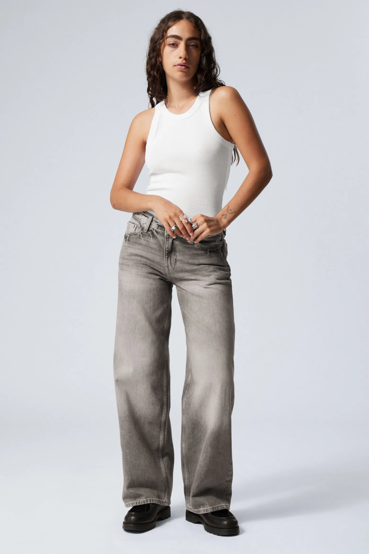AMPLE LOW WAIST LOOSE WIDE LEG JEANS|Weekday Clearance