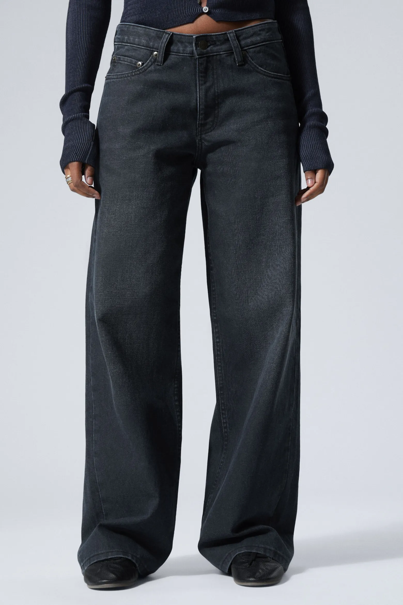 AMPLE LOW WAIST LOOSE WIDE LEG JEANS|Weekday Sale