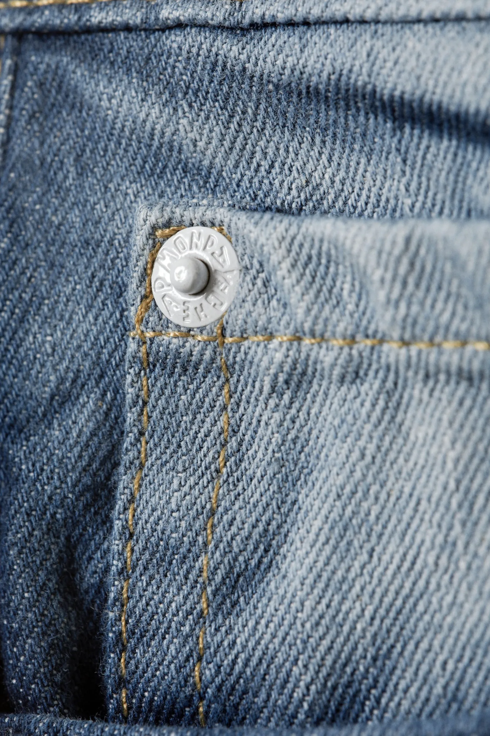 ANTI – JEANS MIT NIEDRIGER TAILLE UND GERADEM BEIN|Weekday Shop
