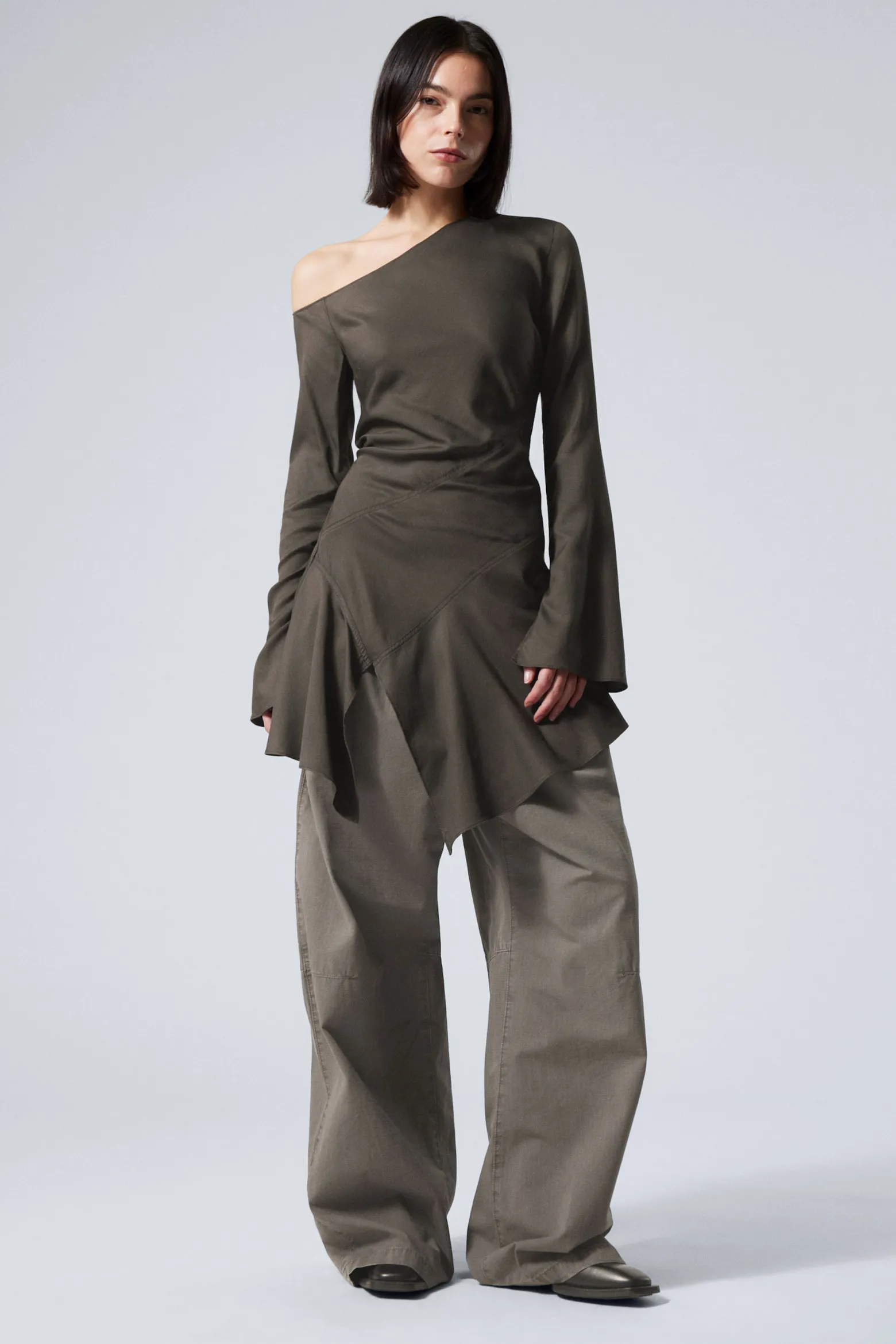 ASYMMETRISCHES MINIKLEID MIT LANGEN ÄRMELN|Weekday Sale