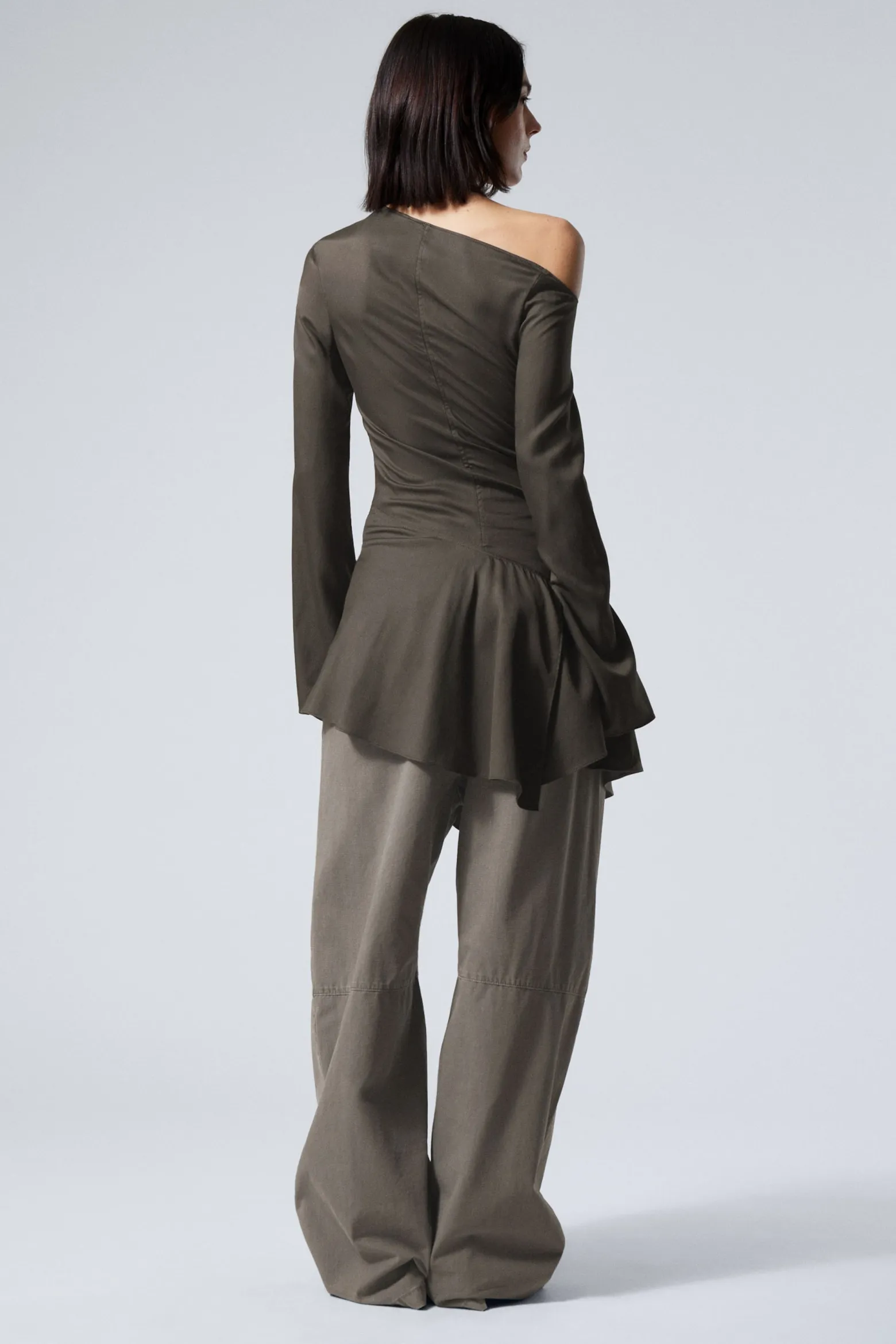ASYMMETRISCHES MINIKLEID MIT LANGEN ÄRMELN|Weekday Sale
