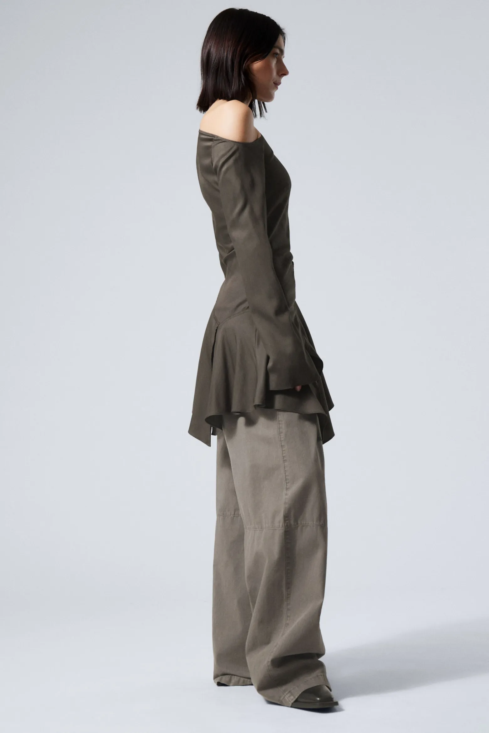 ASYMMETRISCHES MINIKLEID MIT LANGEN ÄRMELN|Weekday Sale