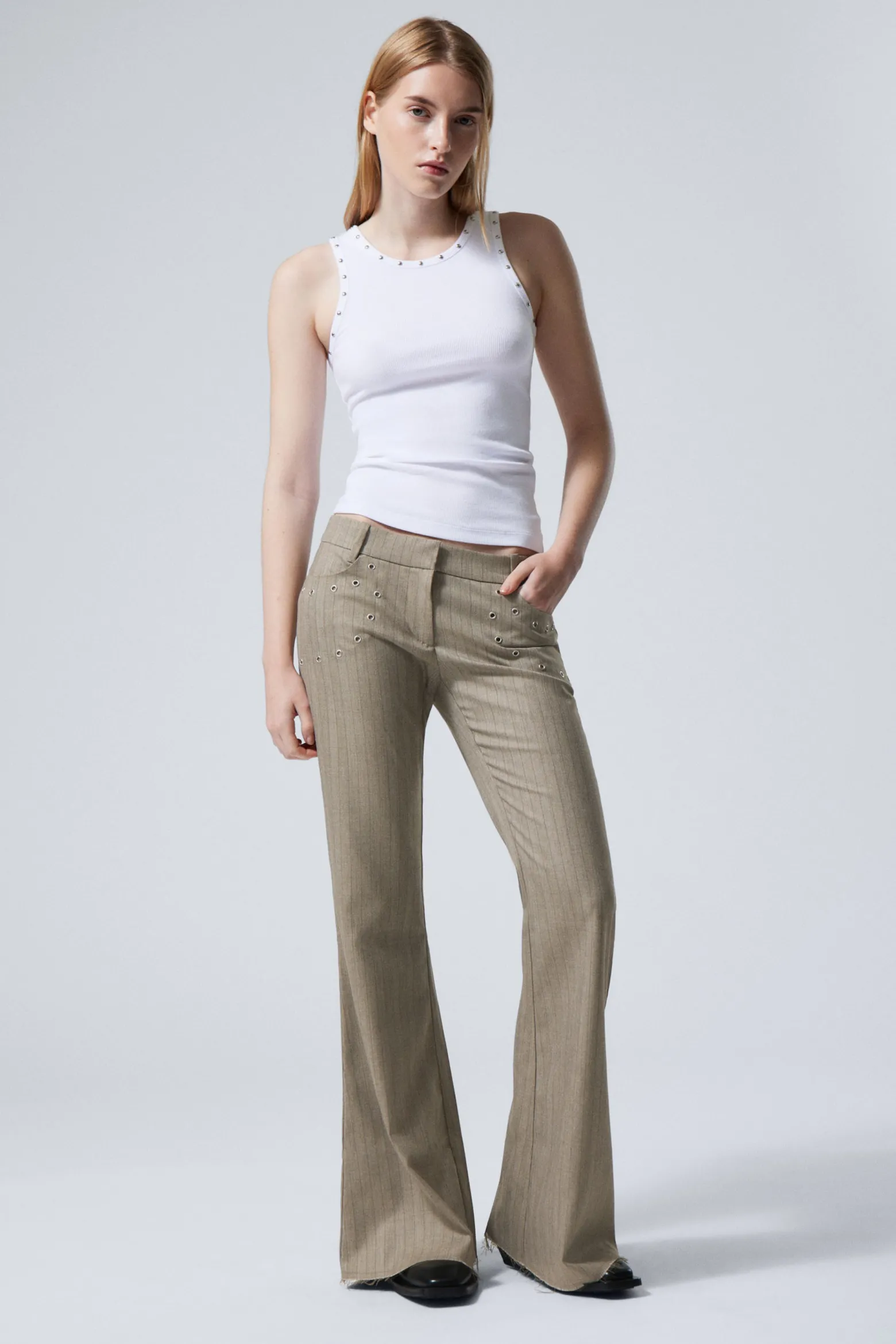AUSGESTELLTE ANZUGHOSE MIT ÖSEN-DETAILS|Weekday Cheap
