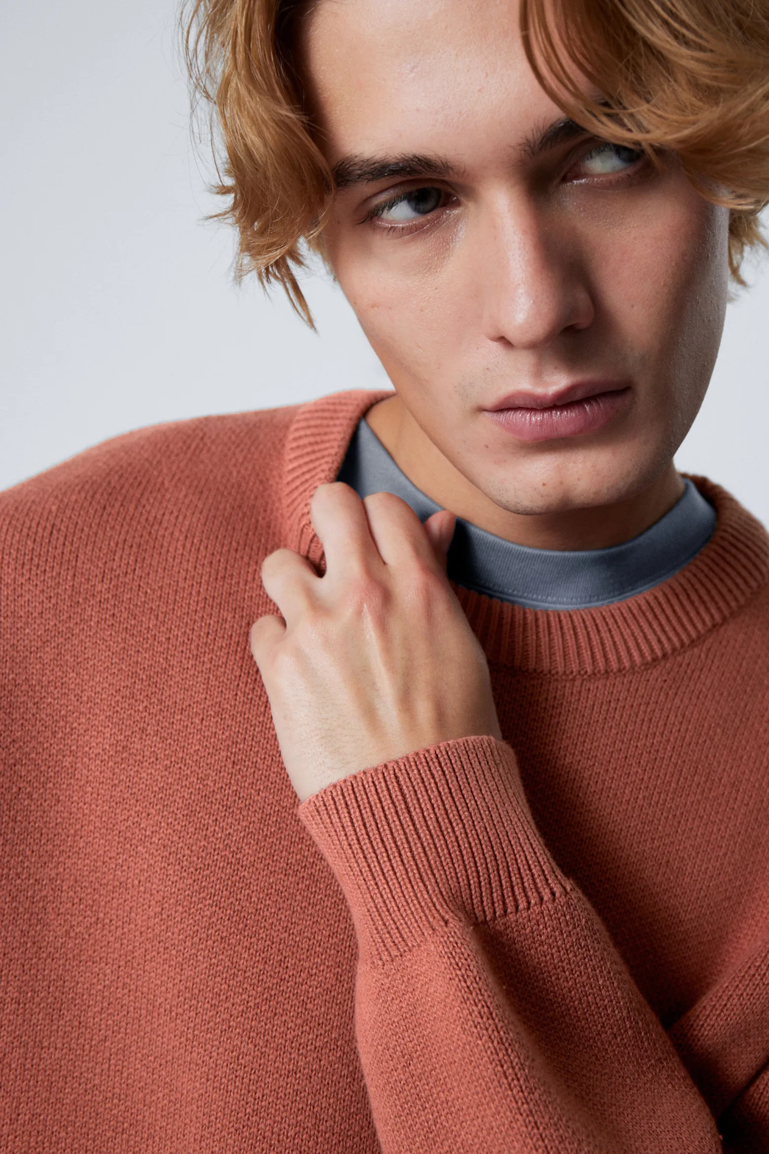 BAUMWOLL-STRICKPULLOVER MIT NORMALER PASSFORM|Weekday Hot