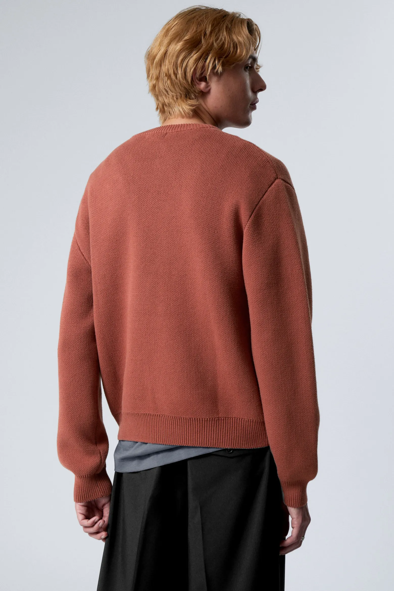 BAUMWOLL-STRICKPULLOVER MIT NORMALER PASSFORM|Weekday Hot