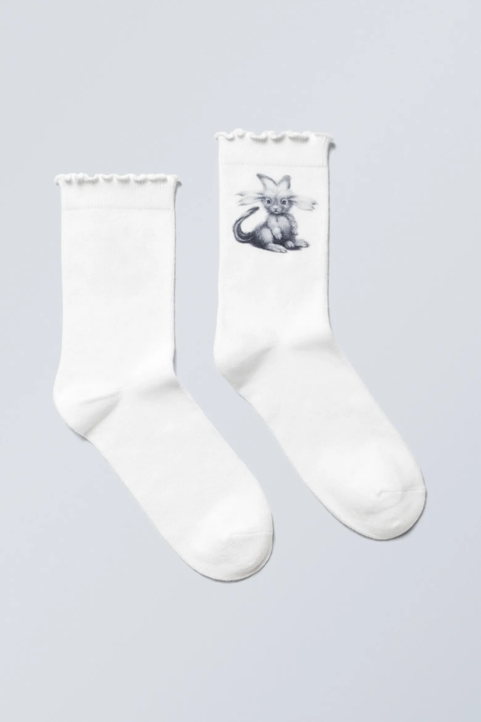 BEDRUCKTE SOCKEN MIT RÜSCHEN|Weekday Discount