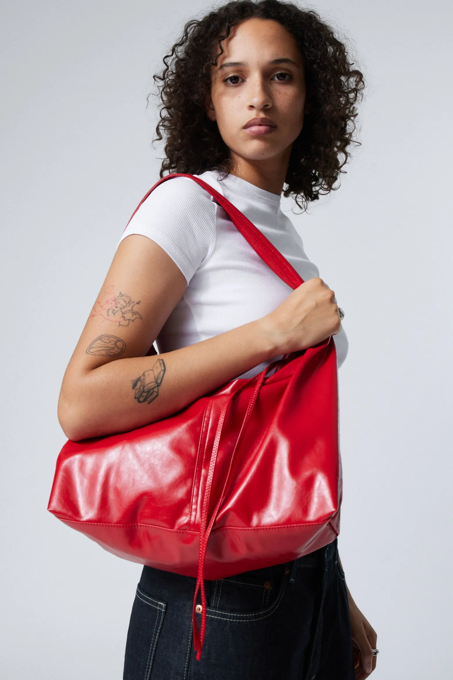 BESCHICHTETE RECHTECKIGE SCHULTERTASCHE|Weekday New