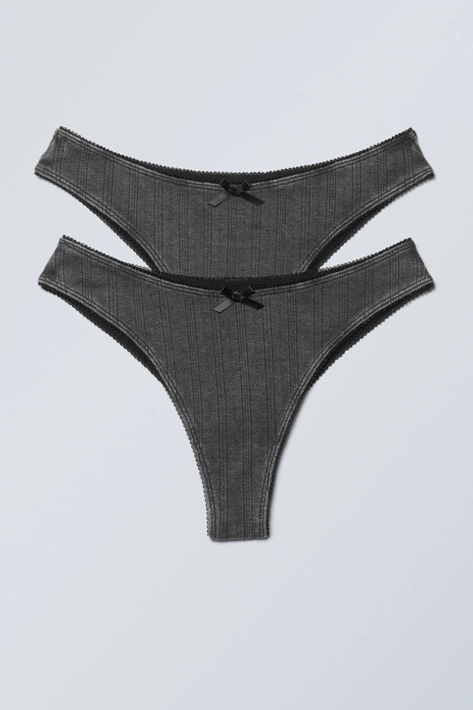 BRAZILIAN SLIP MIT SCHLEIFE UND POINTELLE-MUSTER|Weekday Discount