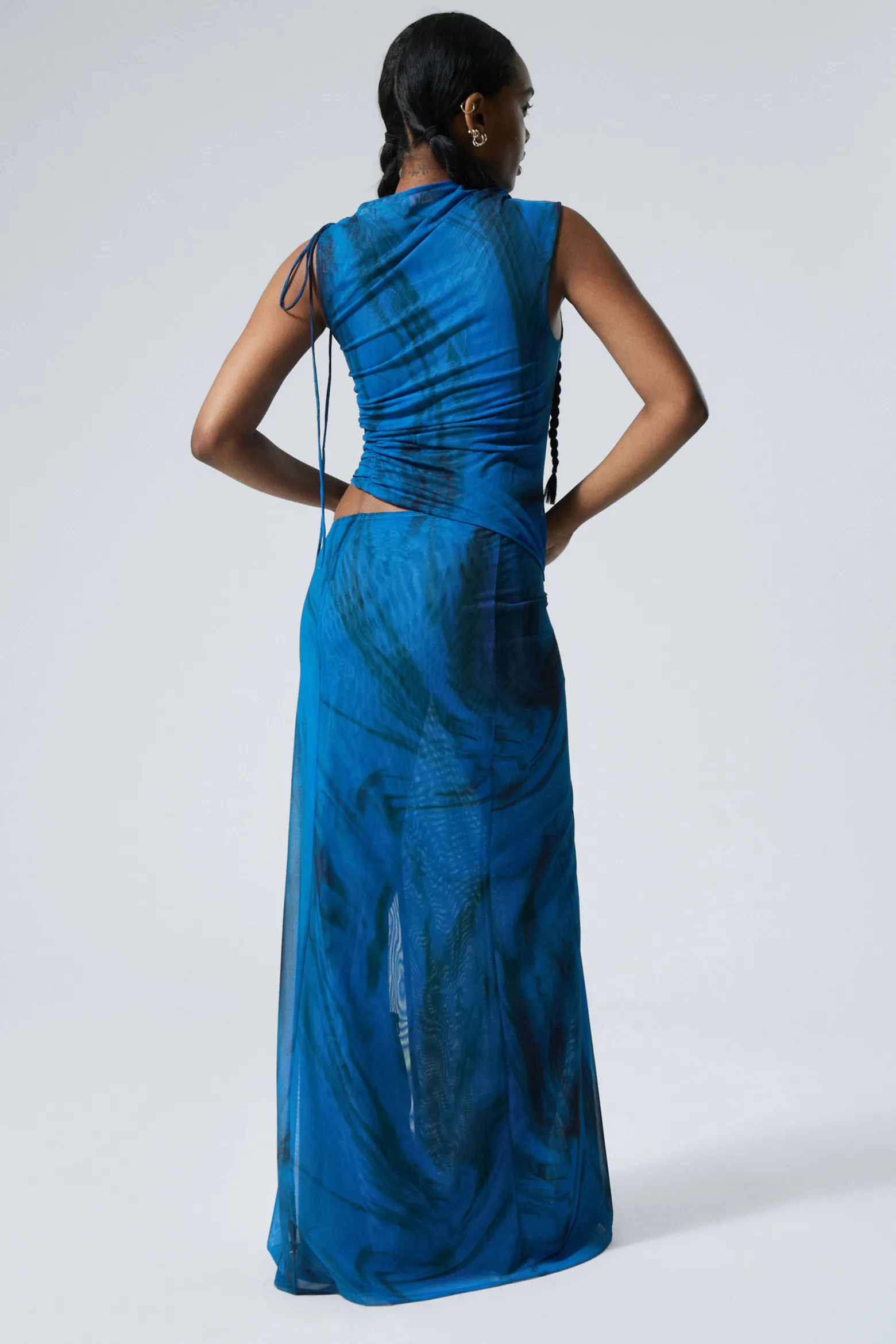 DRAPIERTES ASYMMETRISCHES MAXIKLEID MIT SCHNÜRUNG|Weekday Cheap