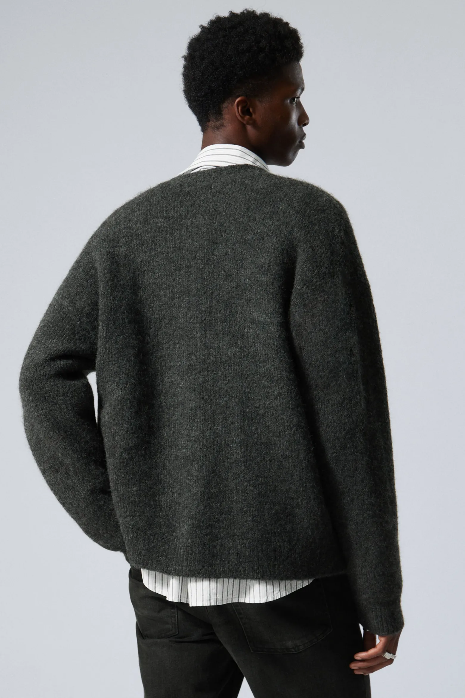ENTSPANNTE STRICKJACKE AUS EINER WOLLMISCHUNG|Weekday New