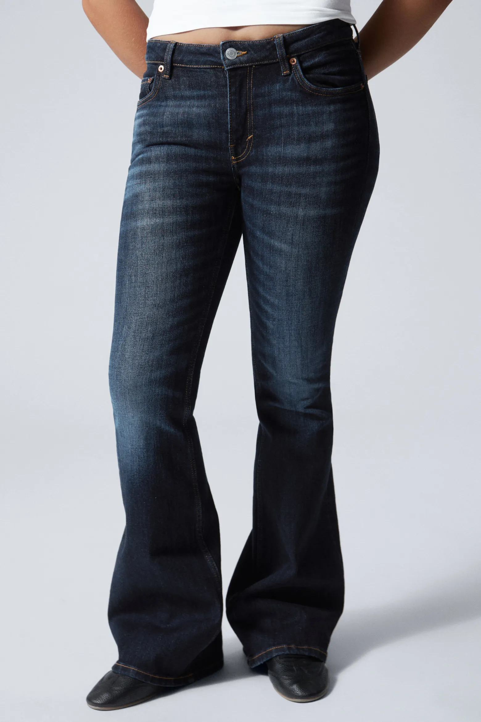 FLAME LOW WAIST SLIM FLARED LEG JEANS|Weekday Clearance