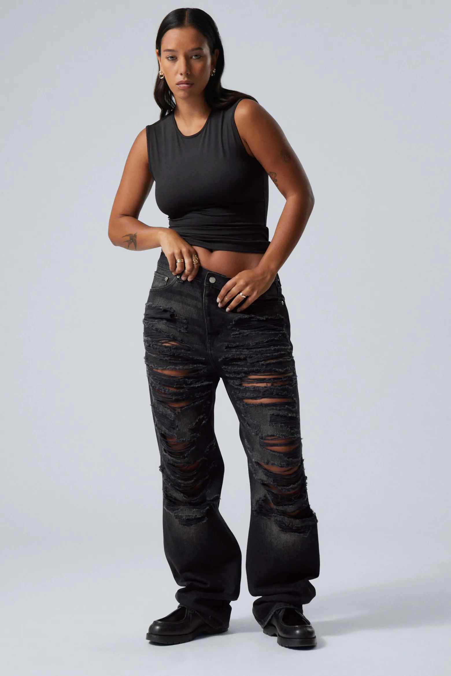 GALAXY – WEITE, GERADE GESCHNITTENE USED-JEANS|Weekday Hot