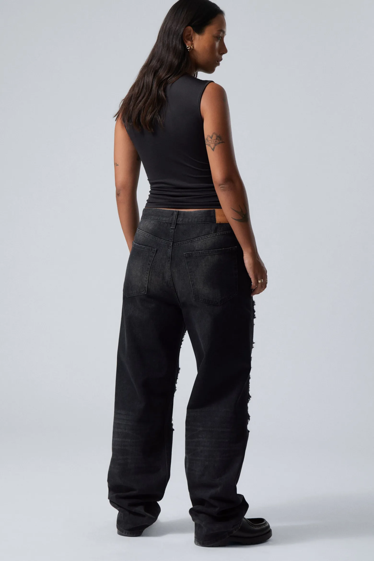 GALAXY – WEITE, GERADE GESCHNITTENE USED-JEANS|Weekday Hot