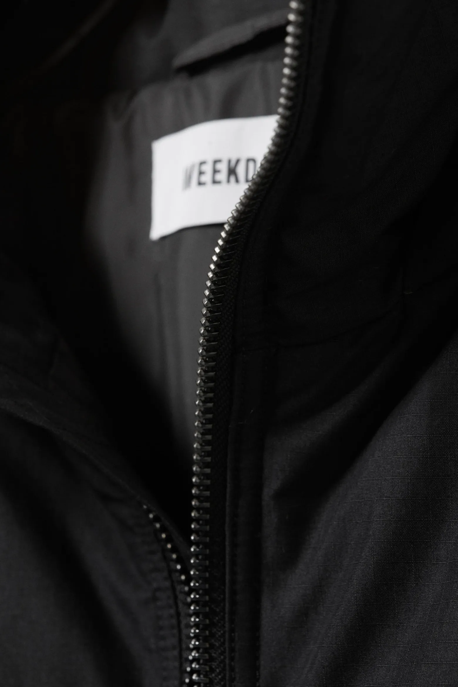 GEFÜTTERTE DAUNENJACKE MIT KAPUZE|Weekday Outlet