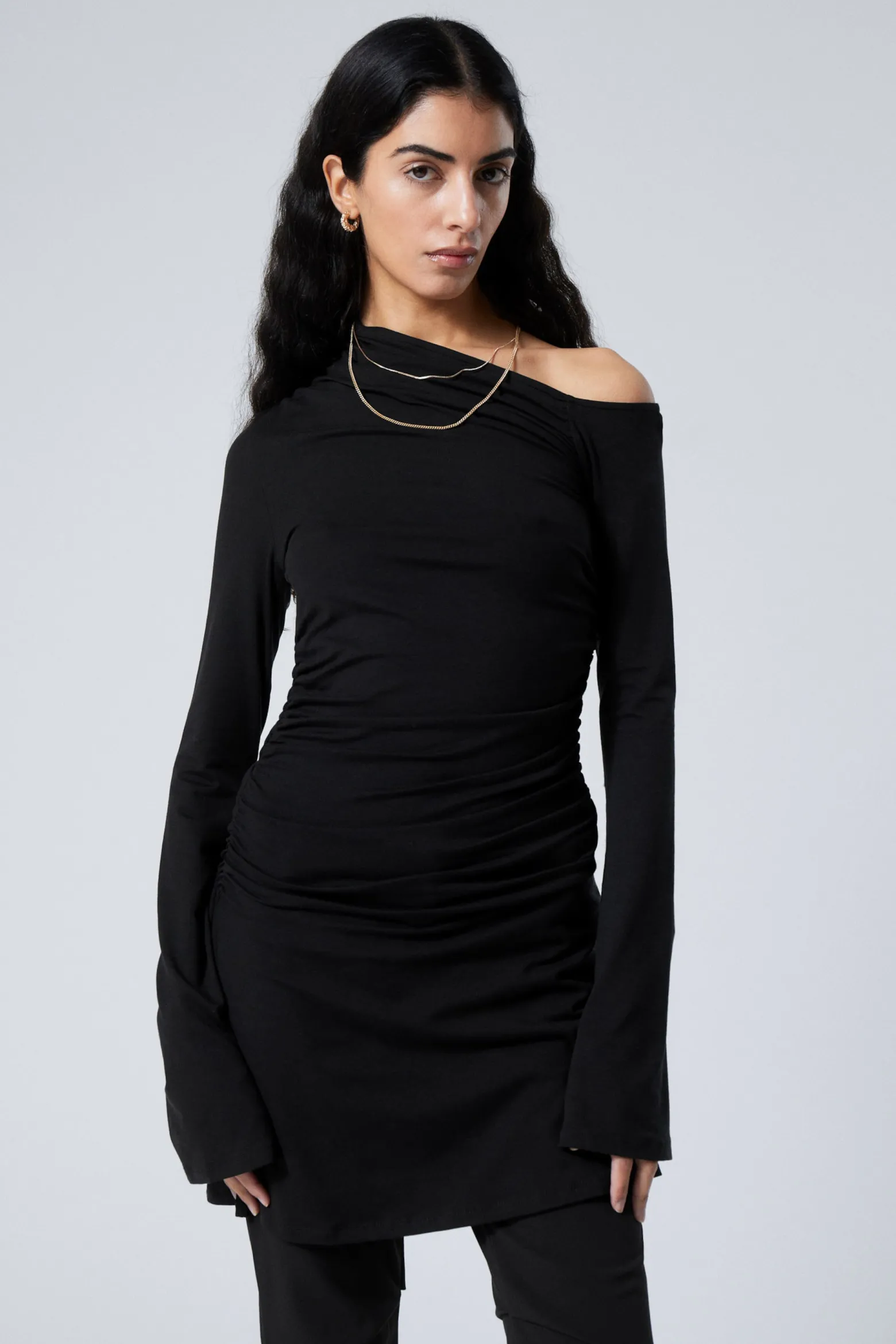 GERAFFTES MINIKLEID MIT LANGEN ÄRMELN|Weekday Flash Sale