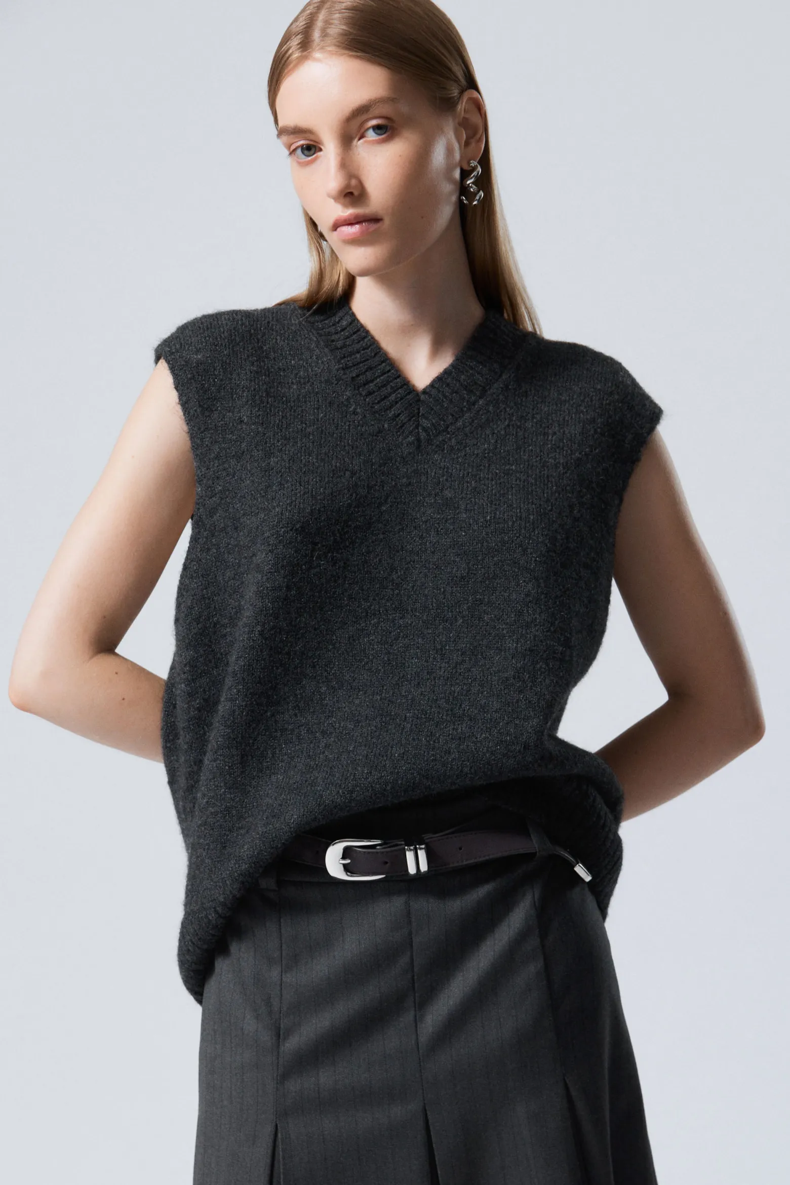 GESTRICKTE WESTE MIT V-AUSSCHNITT|Weekday Clearance