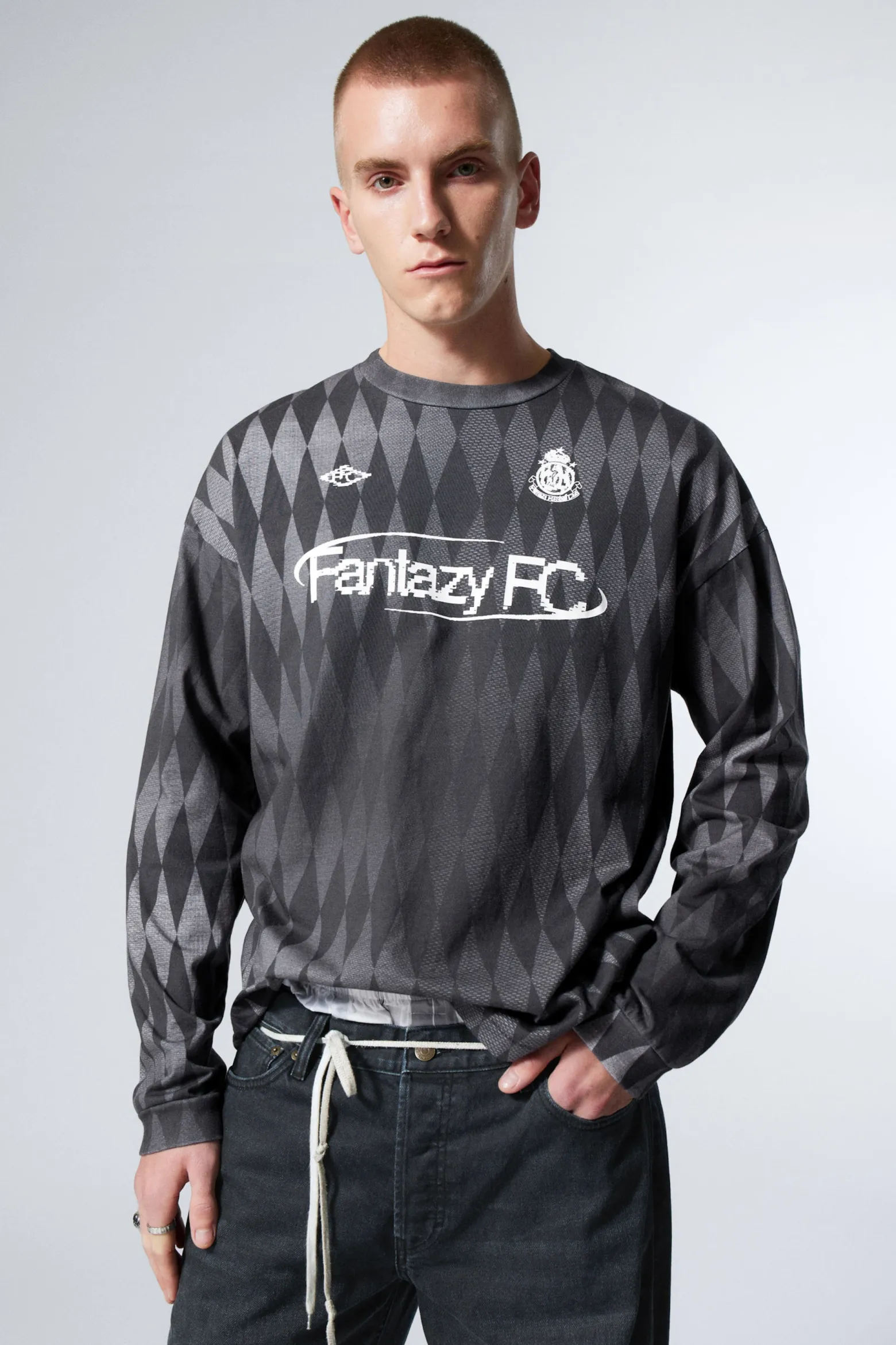 GRAPHIC-LONGSLEEVE MIT LOCKERER PASSFORM|Weekday Sale