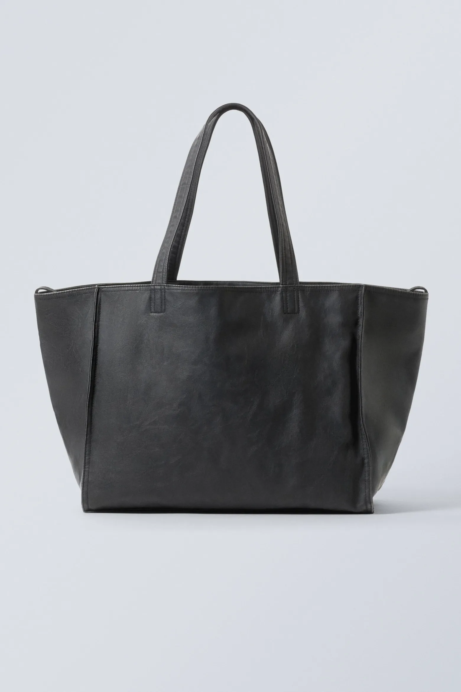 GROSSE TRAGETASCHE AUS KUNSTLEDER|Weekday Discount