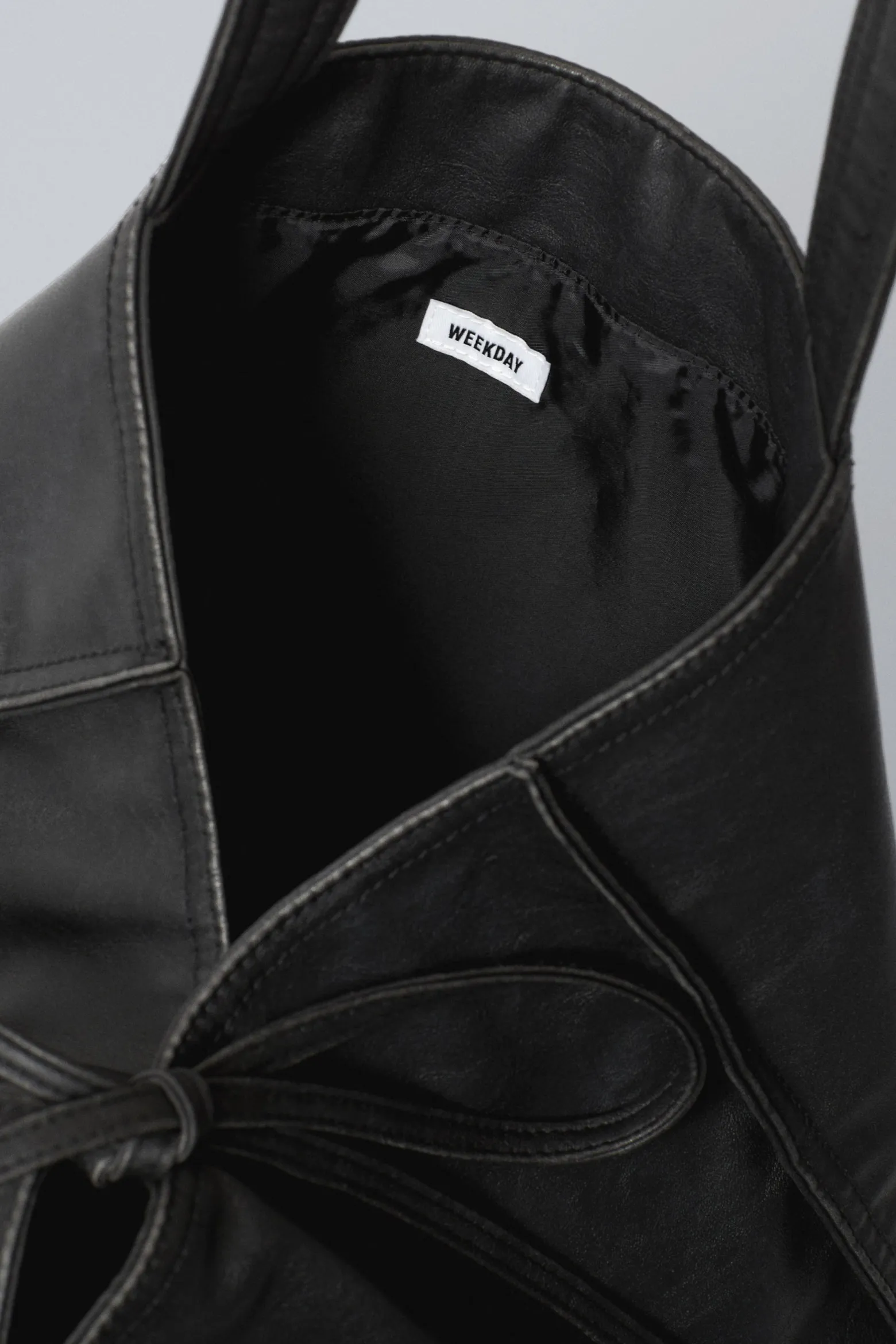 GROSSE TRAGETASCHE AUS KUNSTLEDER|Weekday Discount