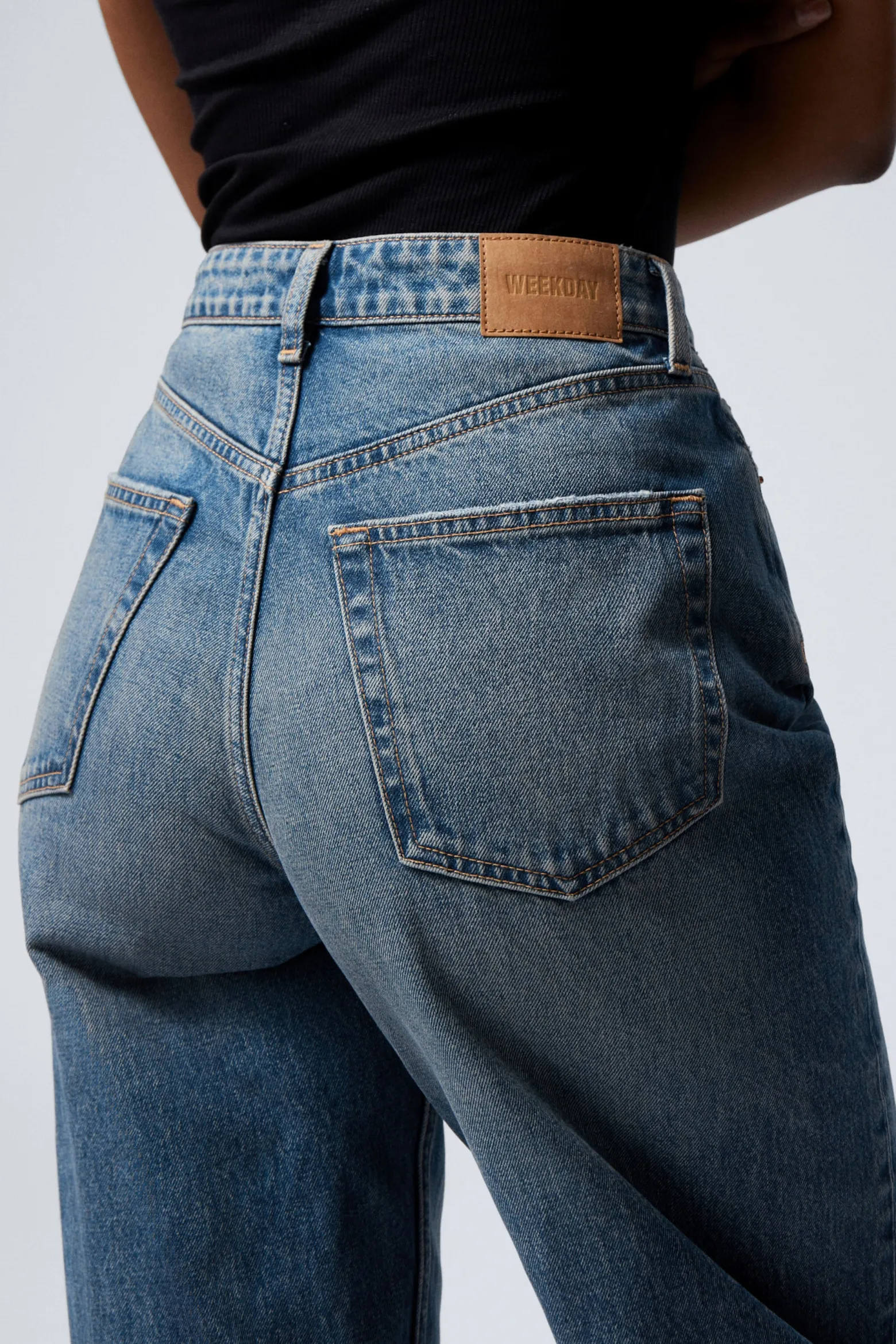 HALO CURVE HIGH WAISTED REGULAR WIDE LEG JEANS|Weekday Outlet