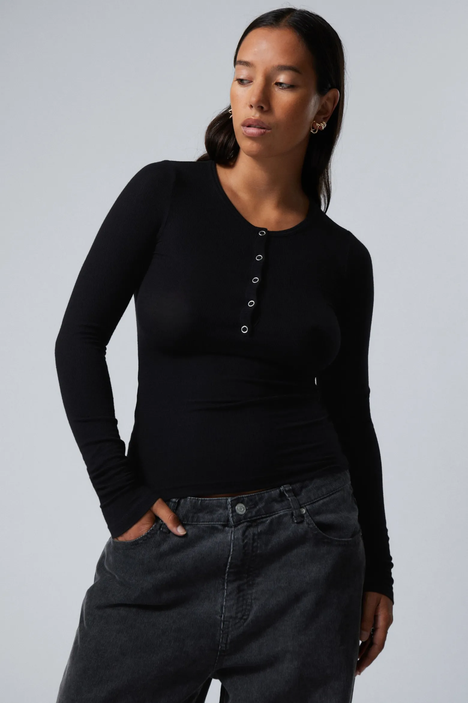 HAUCHDÜNNES, GERIPPTES HENLEY-LONGSLEEVE|Weekday Sale