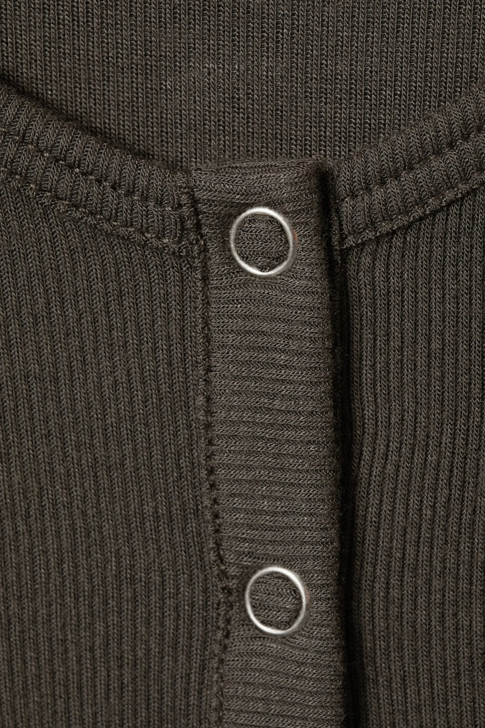 HAUCHDÜNNES, GERIPPTES HENLEY-LONGSLEEVE|Weekday Flash Sale