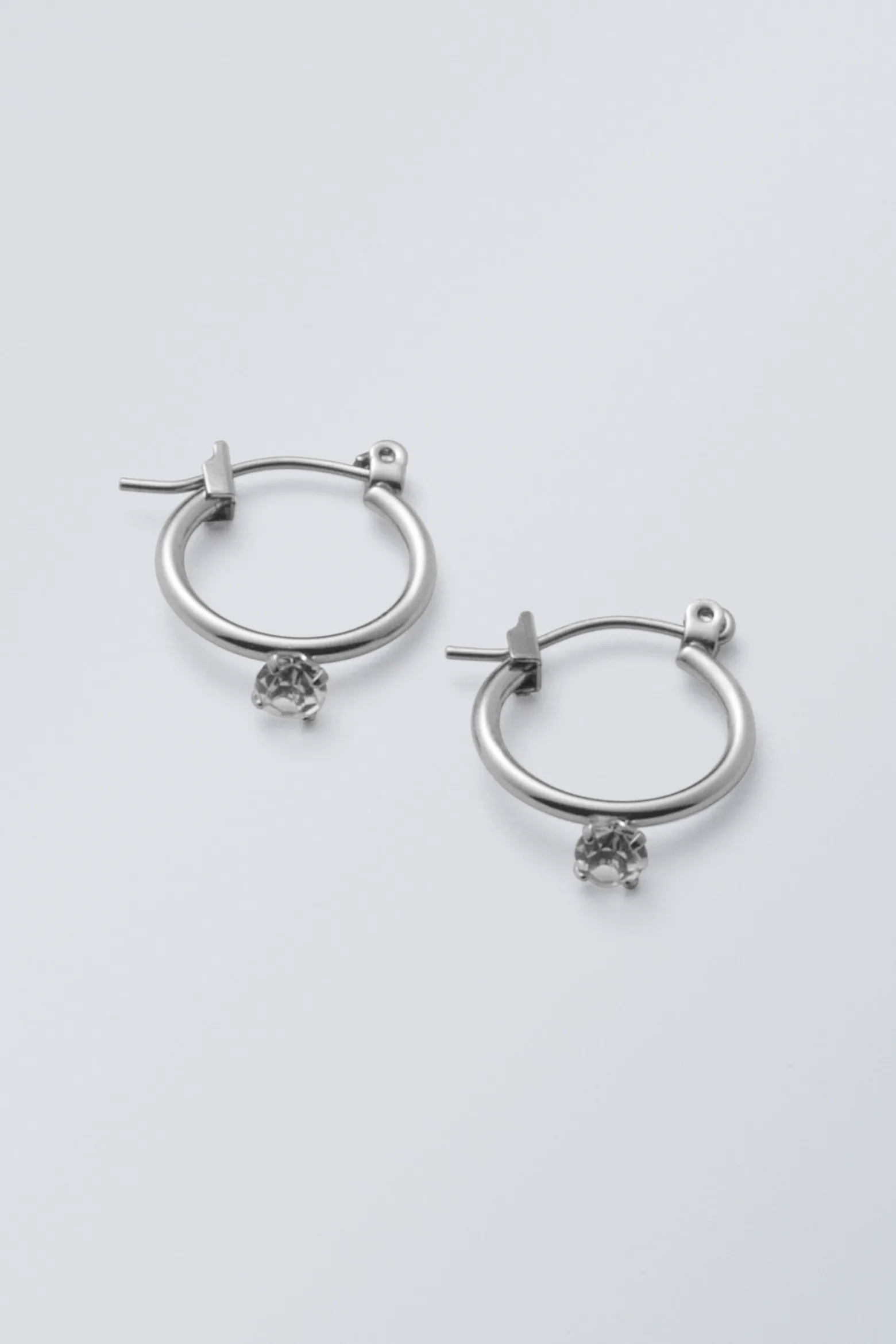 HOOP-OHRRINGE MIT RAUTENFÖRMIGEN STEINEN|Weekday Flash Sale