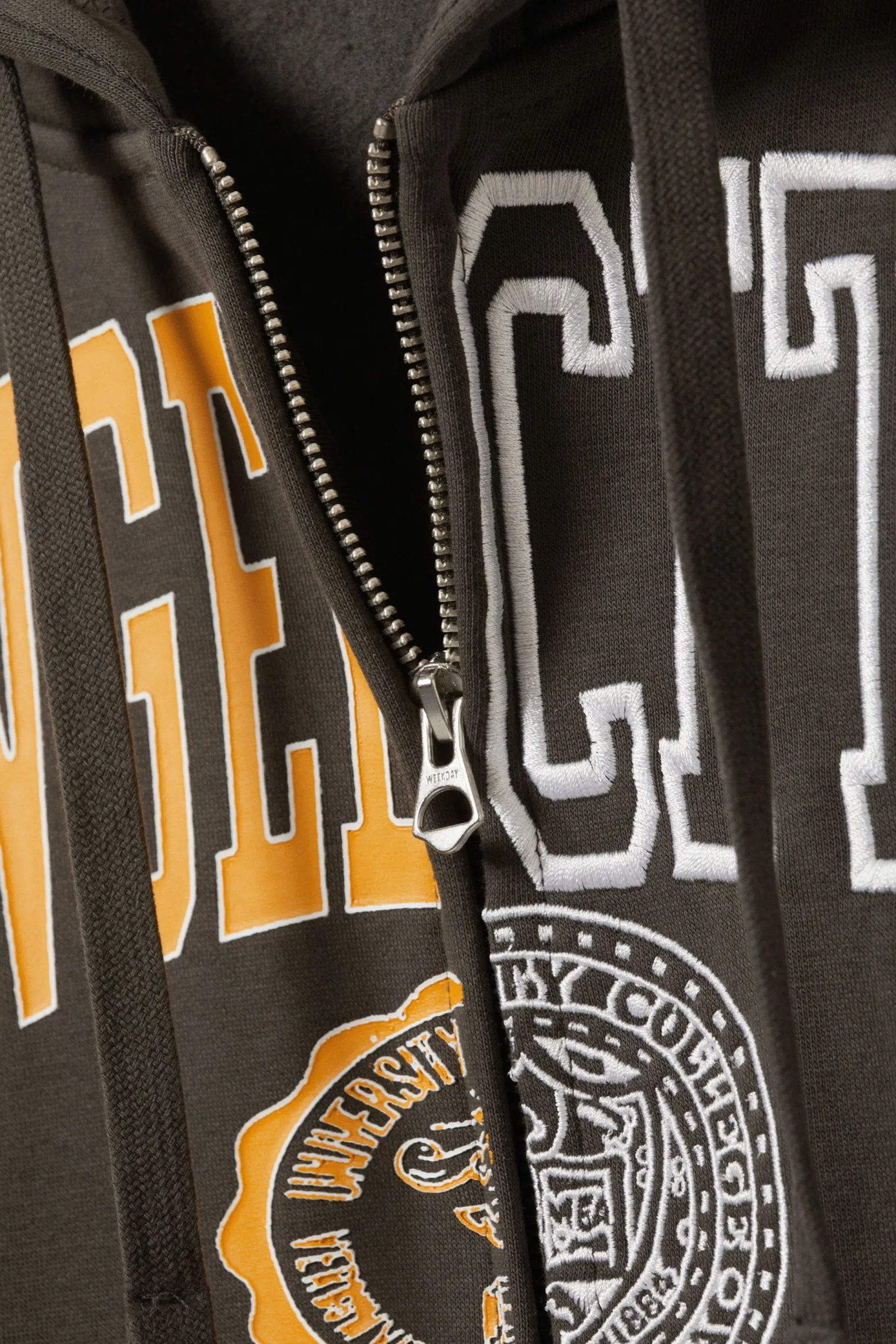 KASTIGER HOODIE MIT REISSVERSCHLUSS UND PRINT|Weekday Online
