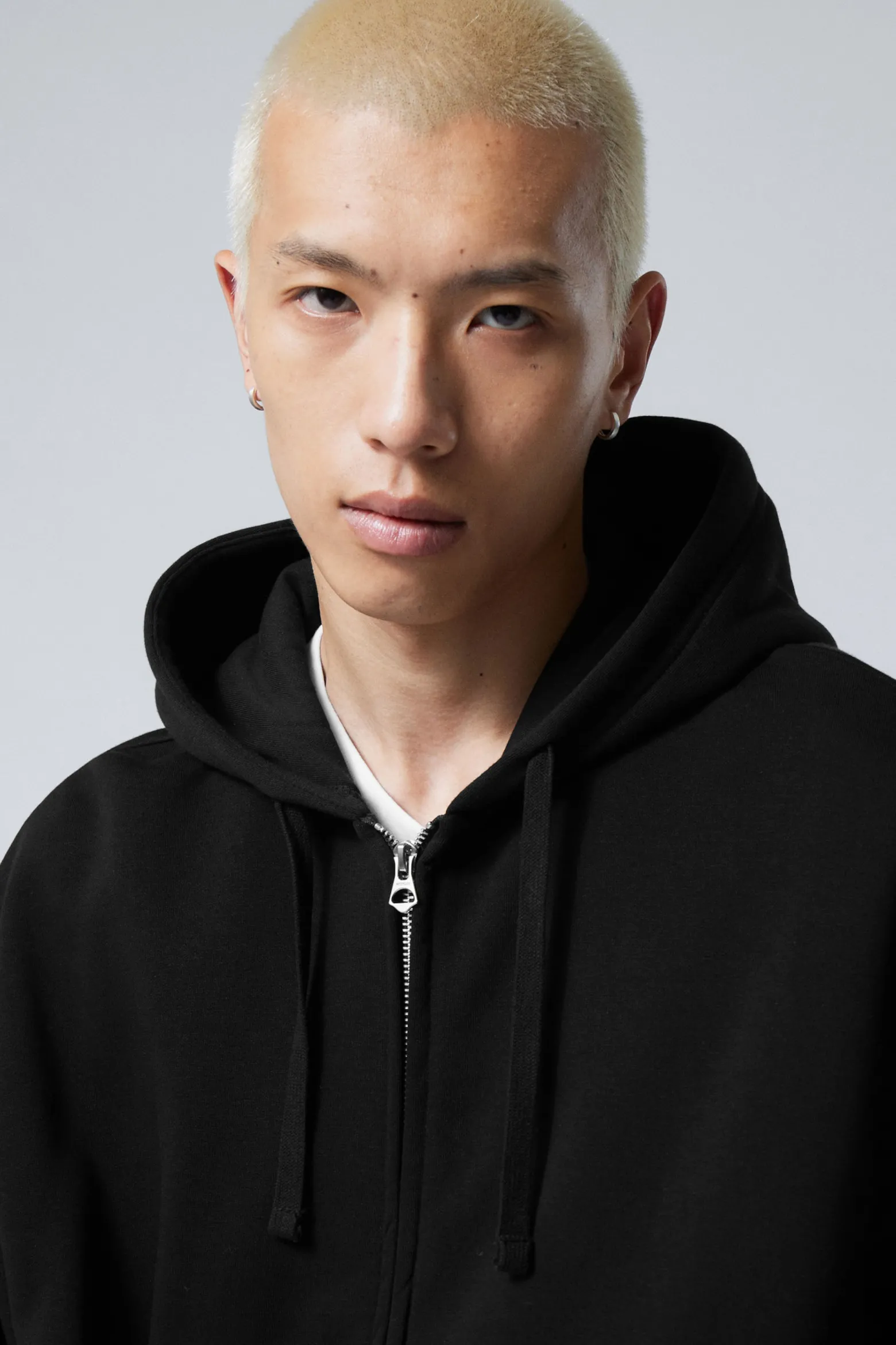KASTIGER, MITTELSCHWERER HOODIE MIT REISSVERSCHLUSS|Weekday Fashion