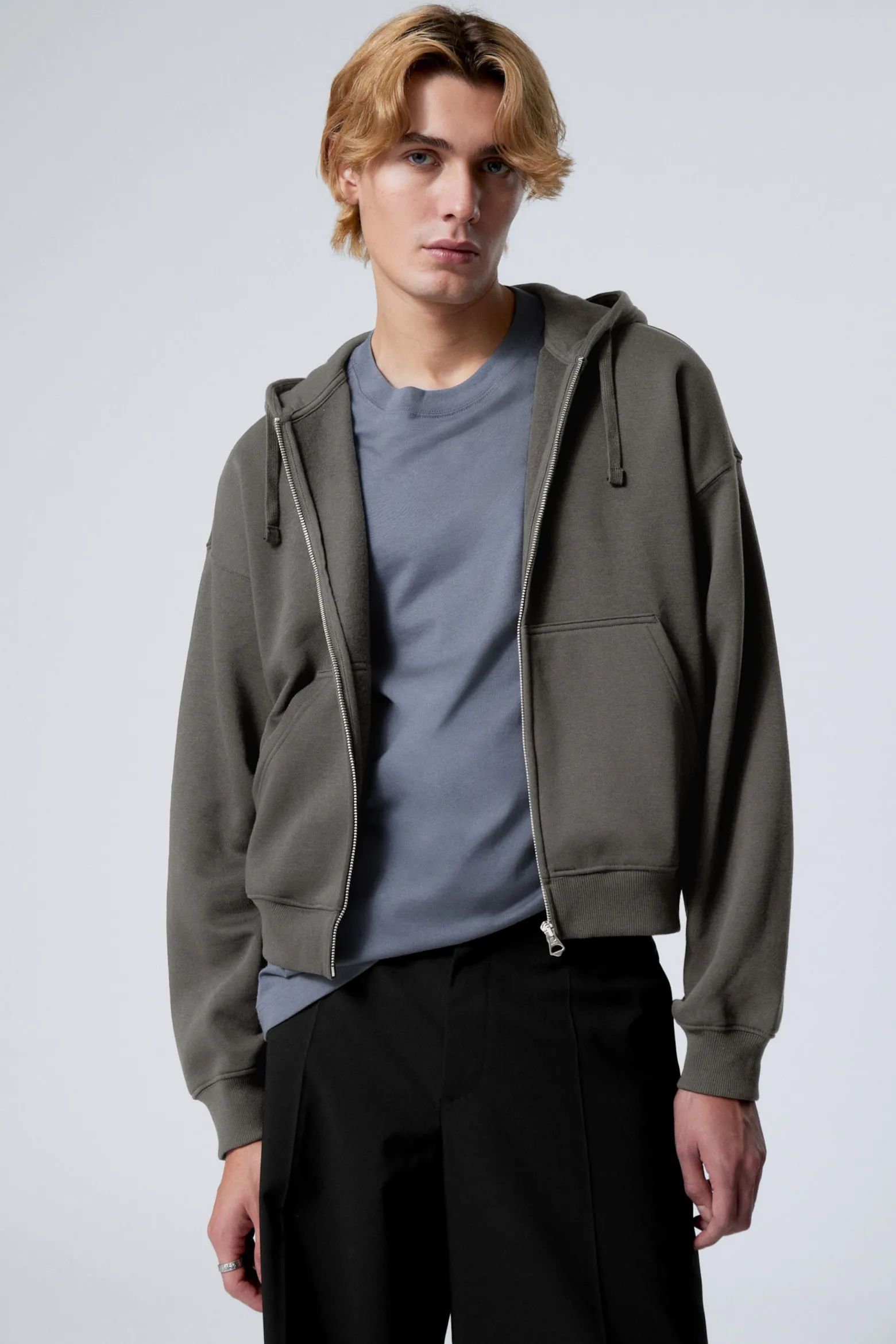 KASTIGER, MITTELSCHWERER HOODIE MIT REISSVERSCHLUSS|Weekday Cheap