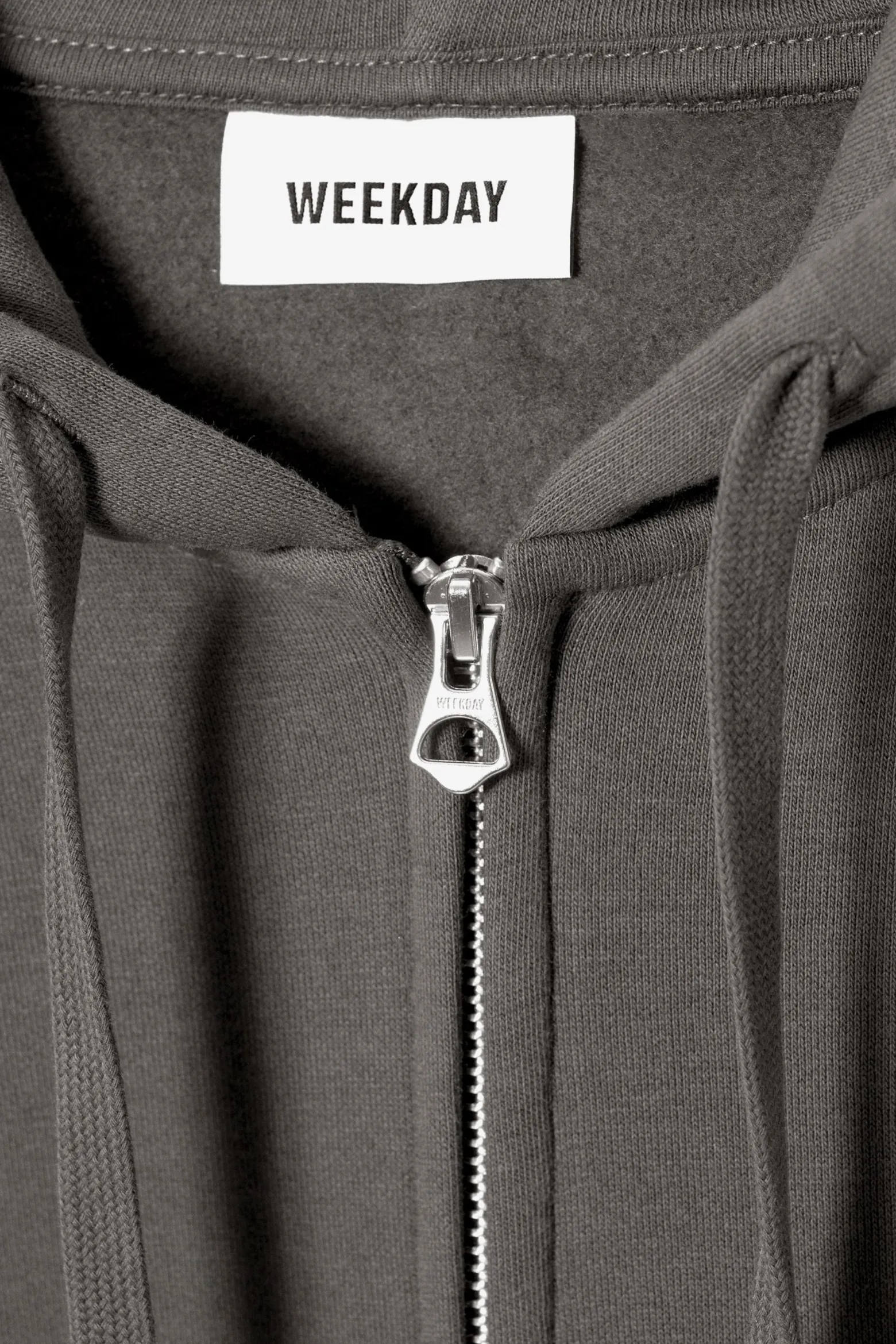 KASTIGER, MITTELSCHWERER HOODIE MIT REISSVERSCHLUSS|Weekday Cheap
