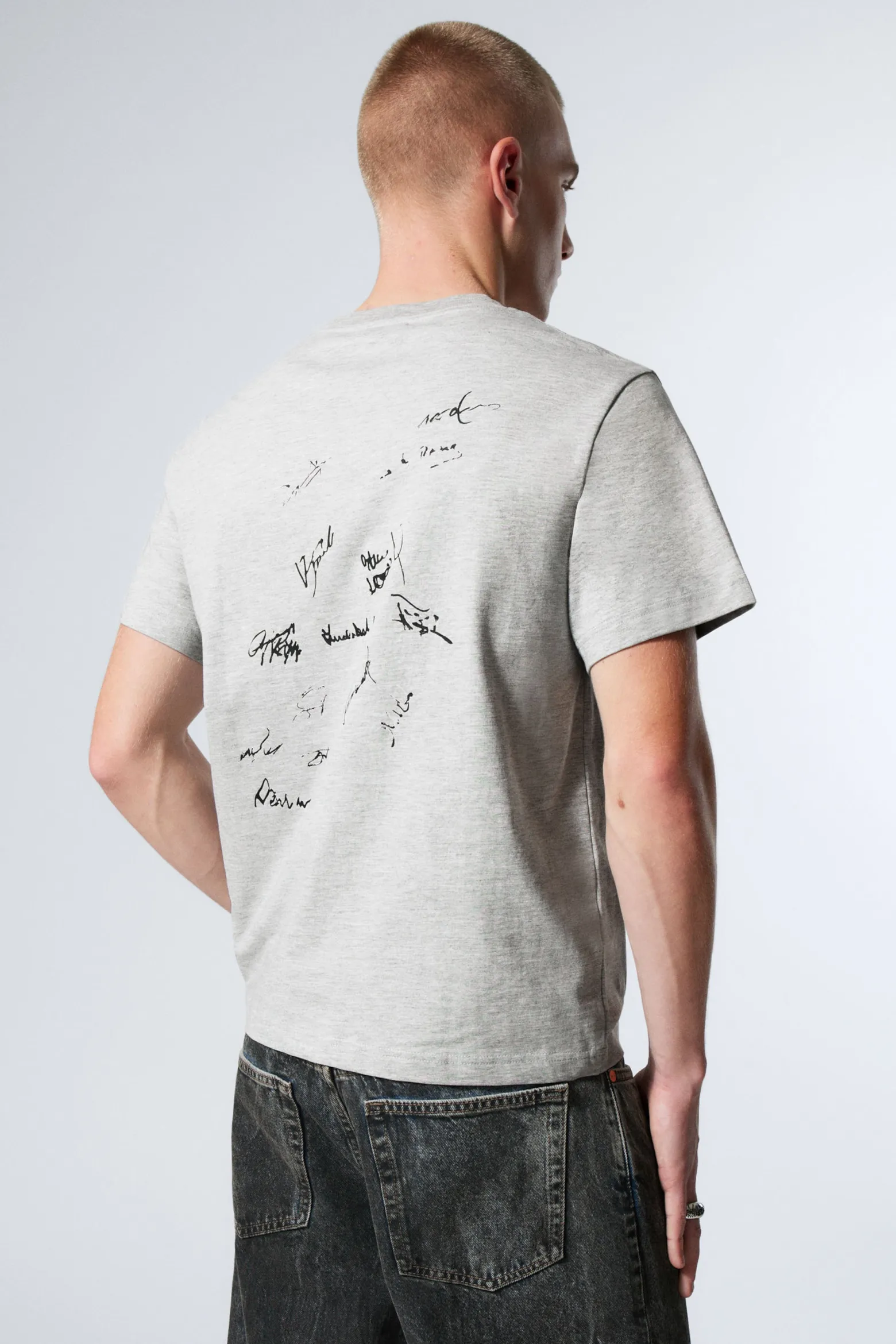 KASTIGES T-SHIRT MIT GRAFIKPRINT|Weekday Hot