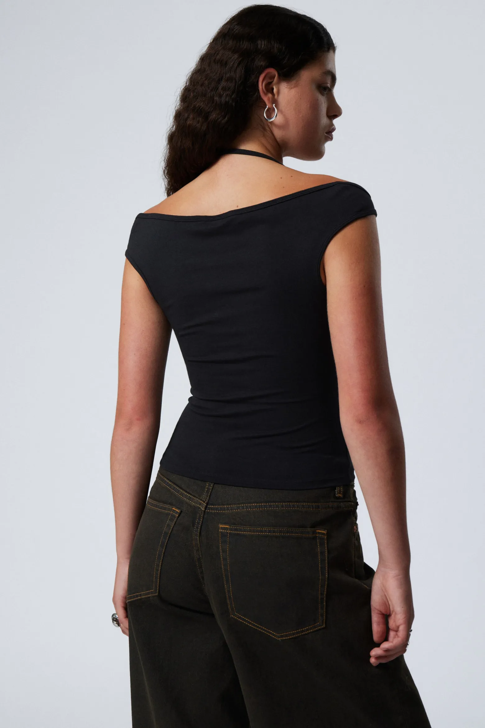 KURZÄRMELIGES NECKHOLDER-TOP|Weekday Flash Sale