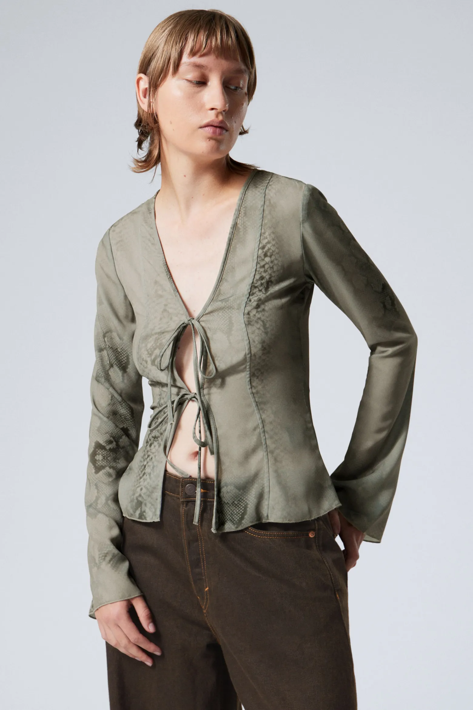 LANGÄRMELIGE BLUSE MIT SCHNÜRUNG|Weekday Best Sale