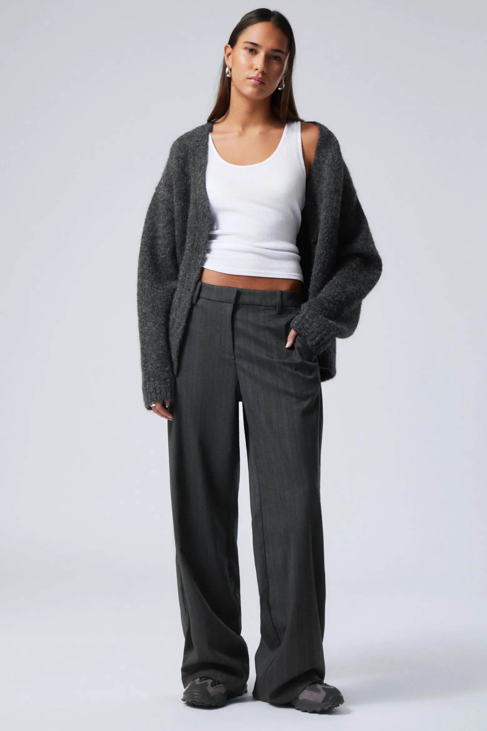 LOCKER GESCHNITTENE ANZUGHOSE MIT NIEDRIGER TAILLE|Weekday Sale
