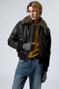 LOCKER GESCHNITTENE BOMBERJACKE AUS KUNSTLEDER|Weekday Cheap
