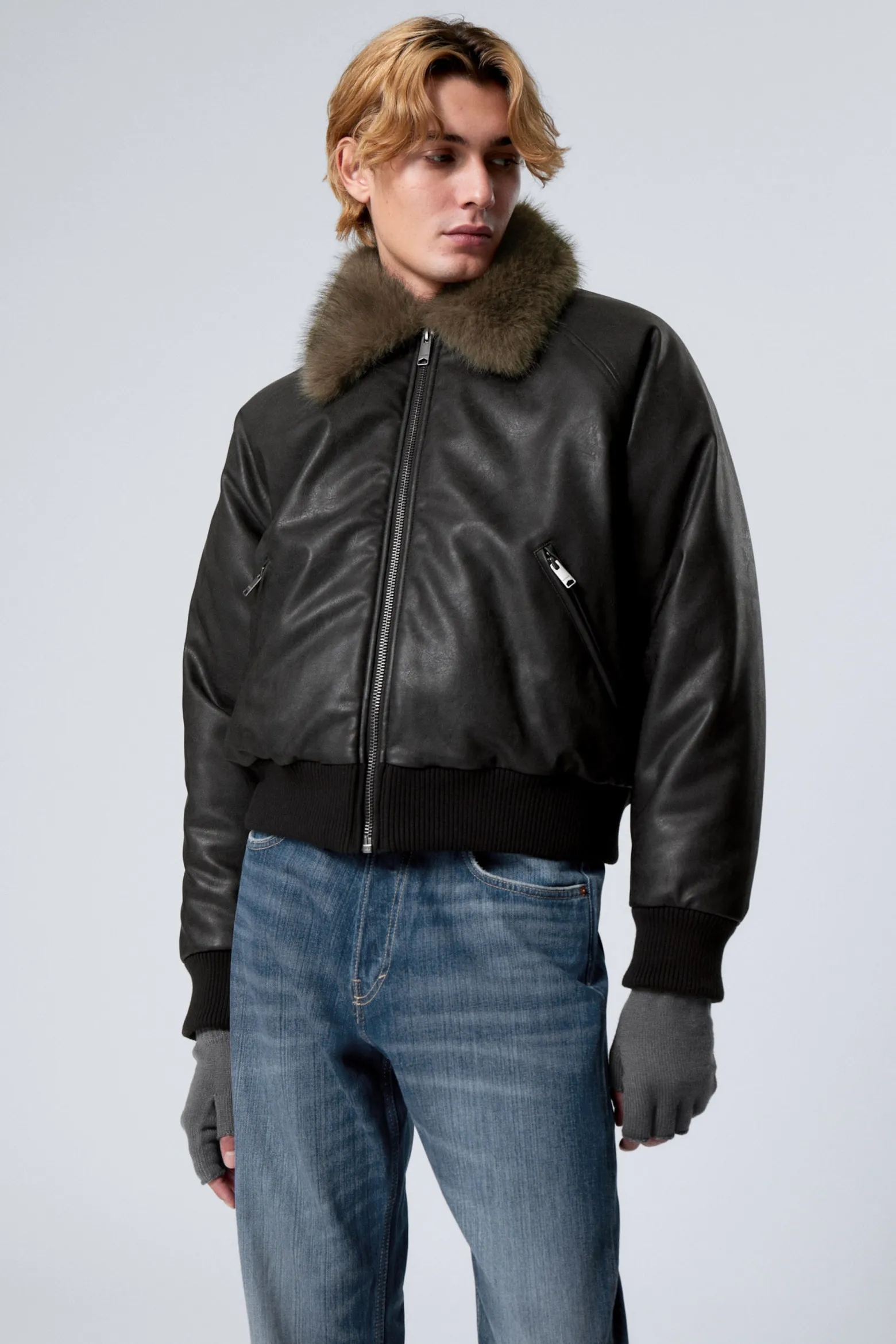 LOCKER GESCHNITTENE BOMBERJACKE AUS KUNSTLEDER|Weekday Cheap