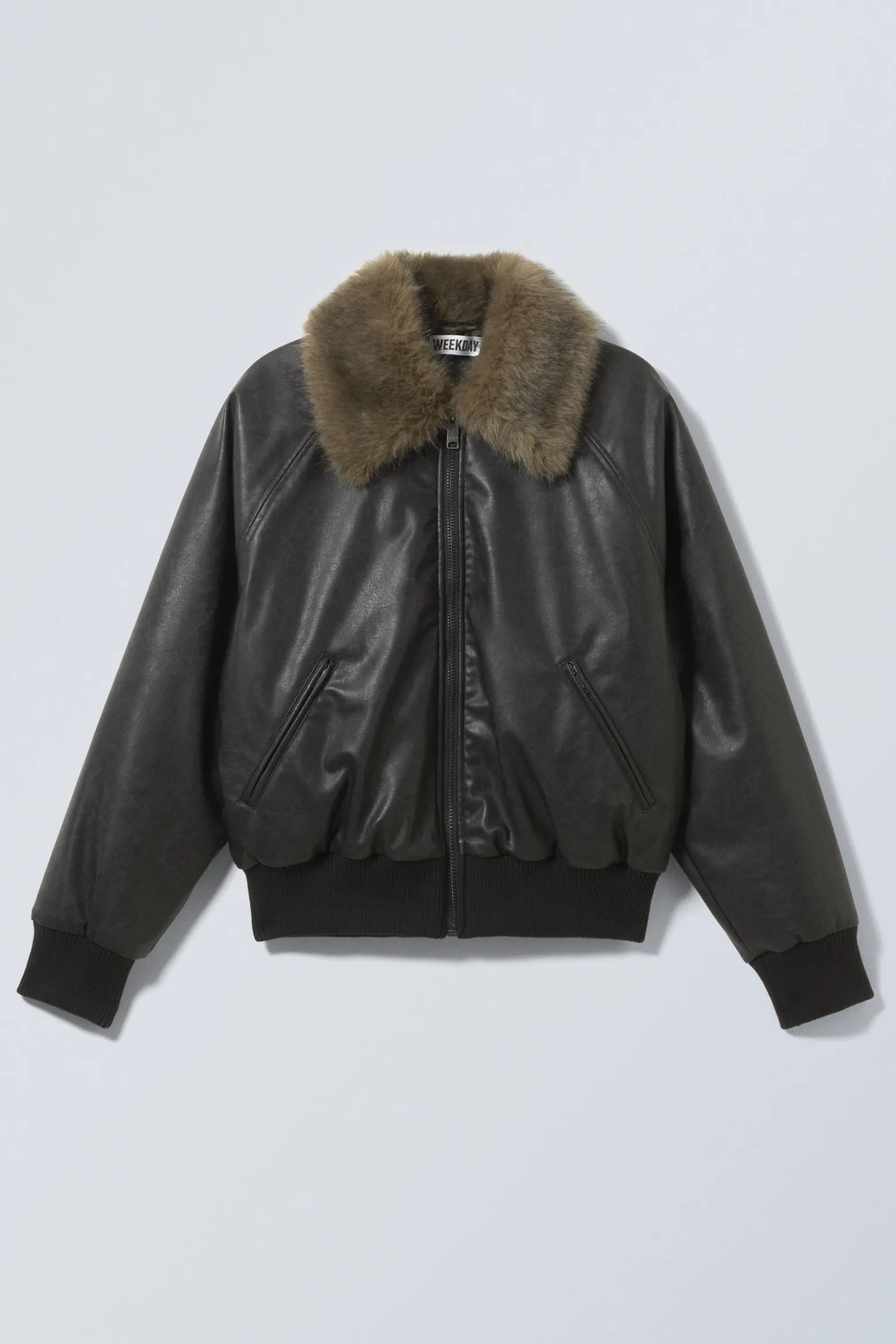 LOCKER GESCHNITTENE BOMBERJACKE AUS KUNSTLEDER|Weekday Cheap