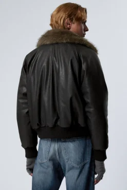 LOCKER GESCHNITTENE BOMBERJACKE AUS KUNSTLEDER|Weekday Cheap