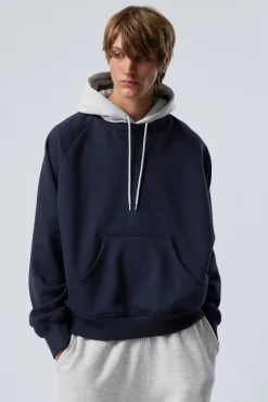 LOCKER GESCHNITTENER RAGLAN-HOODIE|Weekday Hot