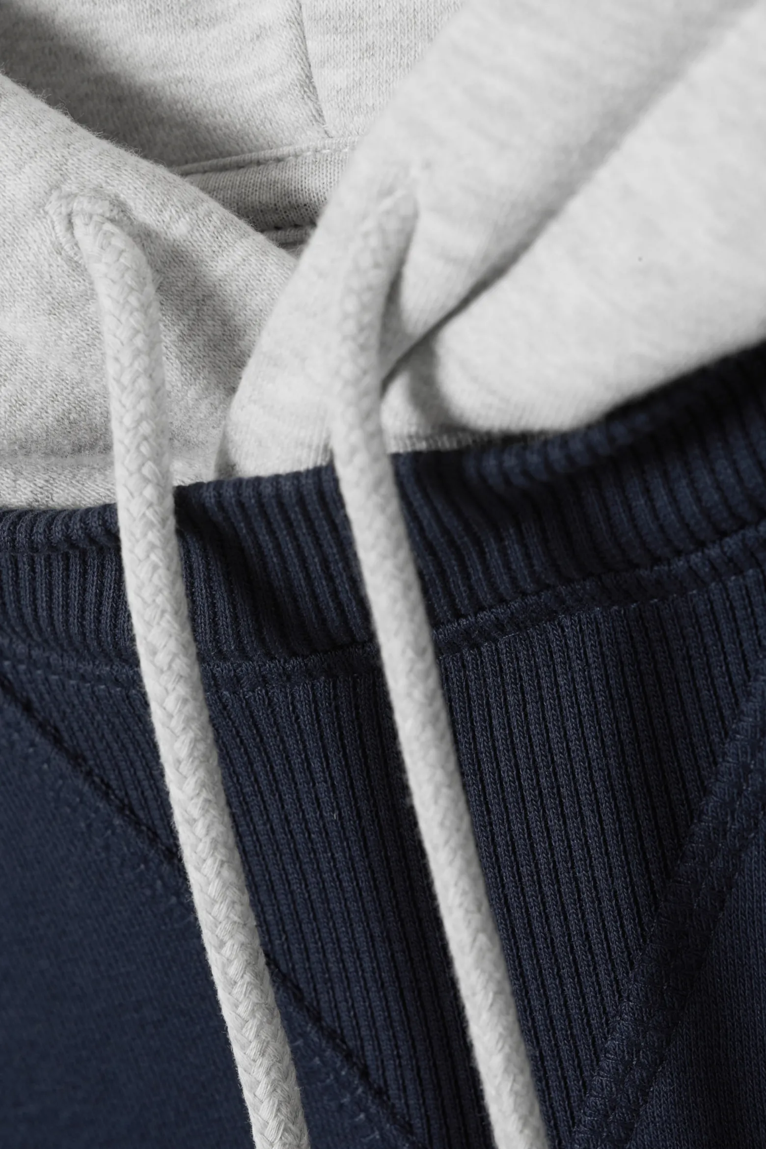 LOCKER GESCHNITTENER RAGLAN-HOODIE|Weekday Hot