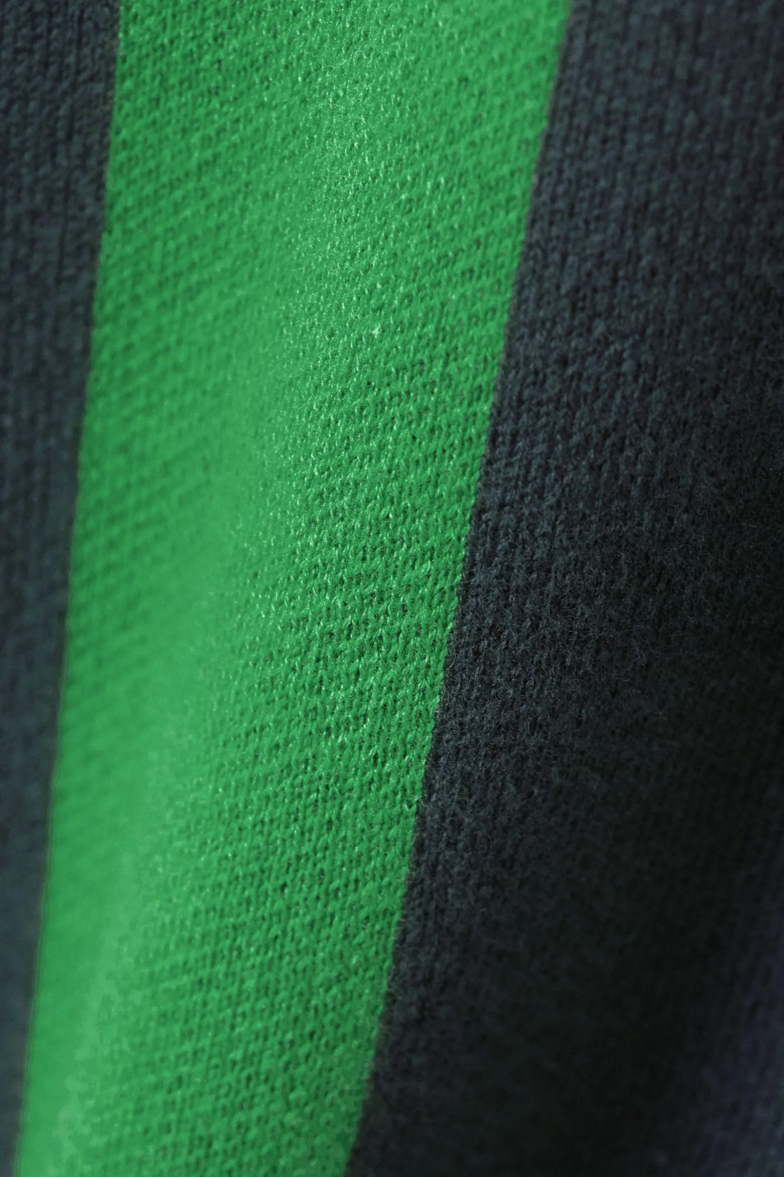 LOCKER GESCHNITTENER STRICKPULLI IM TRIKOTSTIL|Weekday Shop