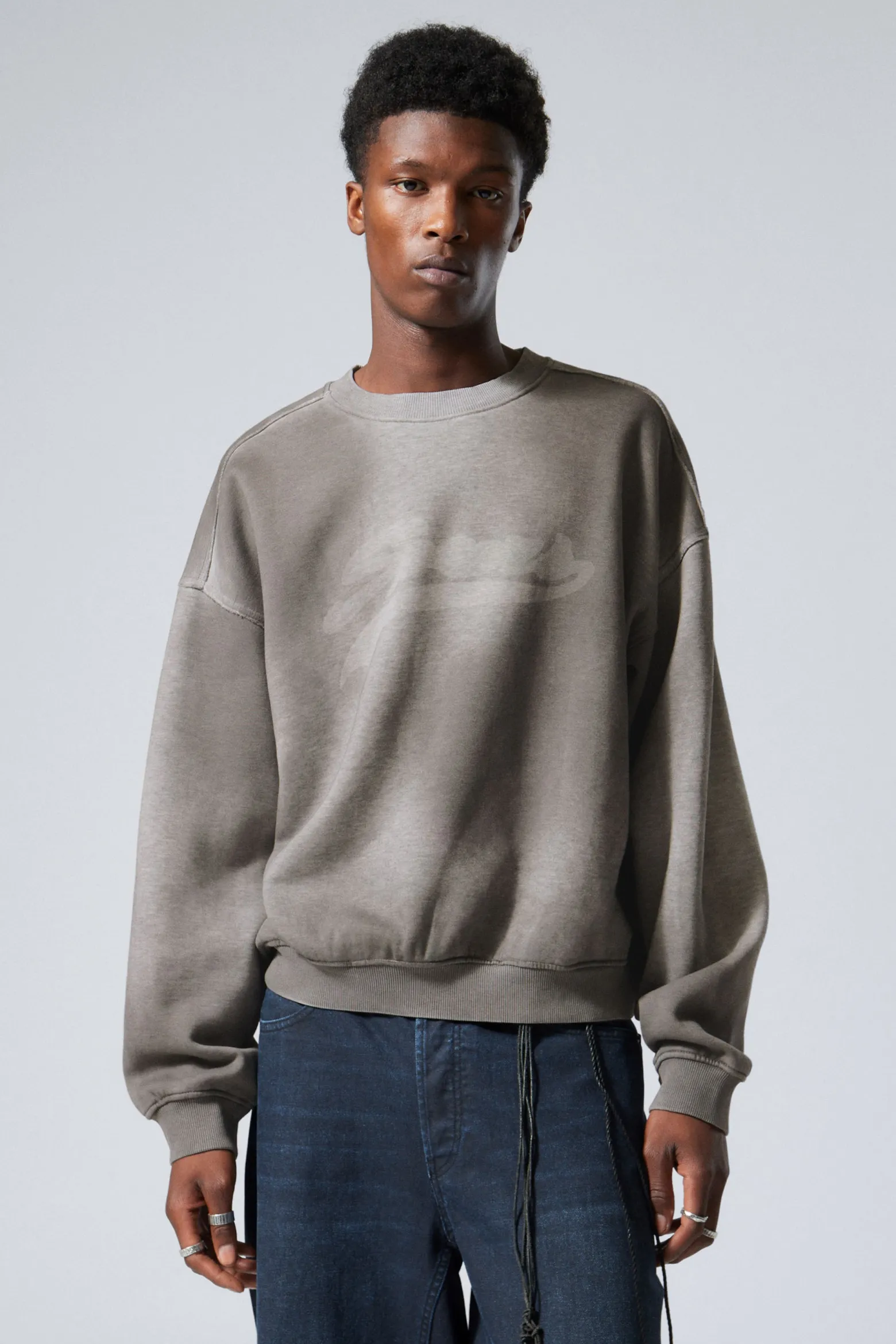 LOCKER GESCHNITTENES GRAPHIC SWEATSHIRT|Weekday Hot