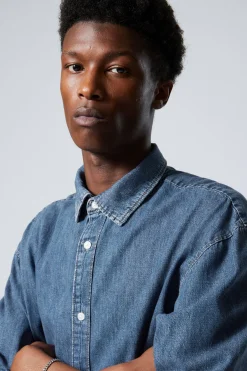 LOCKER SITZENDES KURZARM-JEANSHEMD|Weekday Cheap